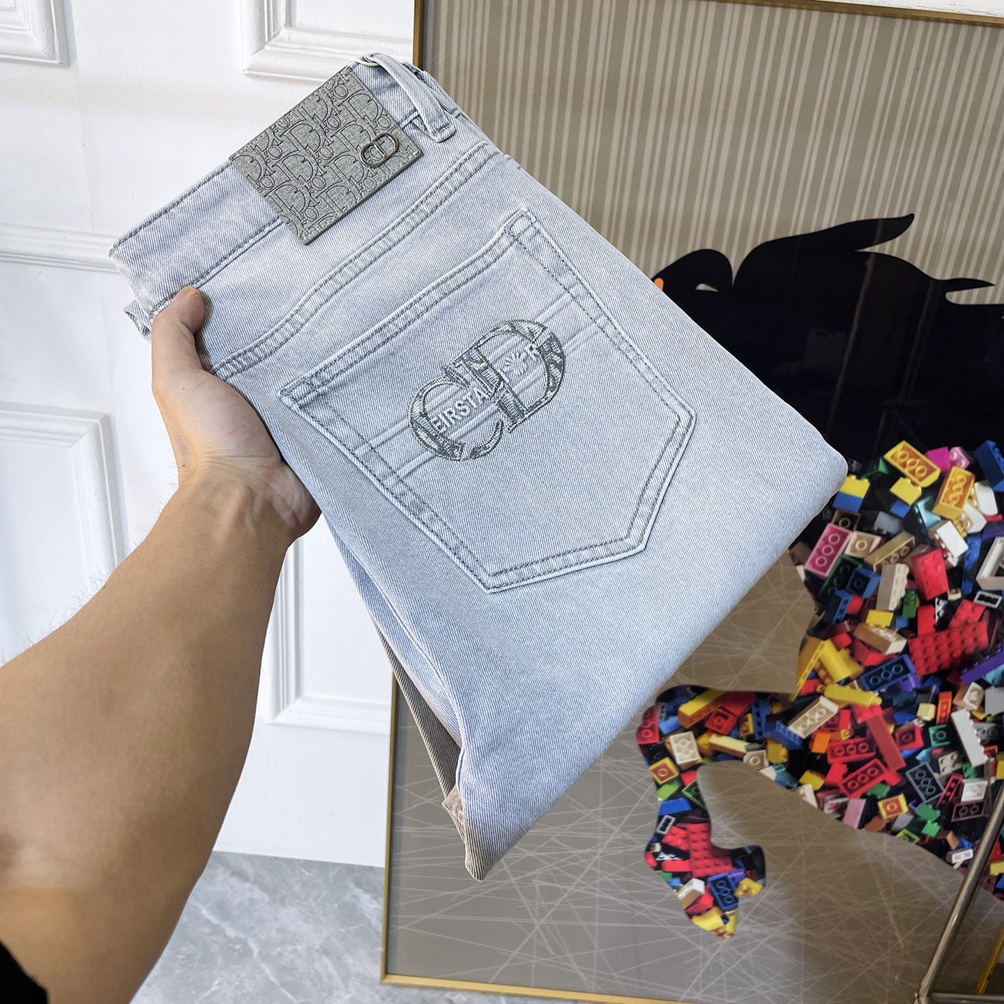 NO:776727,Dior - 2026ss hot spring and summer jeans for the Year of the Horse. Original 1:1 production, the perfect choice for daily necessities, simple and elegant, fashionable and stylish, customized imported denim fabric, heavy washing process, complex workmanship and exquisite craftsmanship. Easily cater to the needs of the four seasons, soft and elastic to the touch, smooth and neat, original accessories and hardware, comfortable upper body, very easy to wear and durable, size 29-36,, dior, jeans,19860909迪奥- 2026ss马年春夏大爆款牛仔裤.原单1:1制作,日常必备的完美之选,简单大气亦时尚有型,定制进口丹宁面料 ,重工洗水工艺,做工复杂工艺精湛.轻松迎合四季需要,手感柔软带弹力,流畅利落,原版辅料五金,上身舒适非常易搭耐看码数29-36,,dior,jeans,,Men's clothing