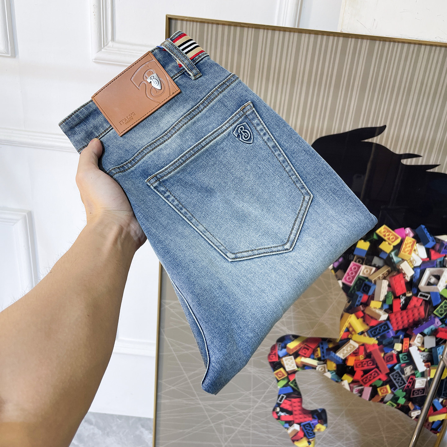 NO:776732,Burberry - 2026ss Spring and Summer hot style 9-point jeans. Original 1:1 production, perfect for daily essentials, simple and elegant, fashionable and stylish, customized imported denim fabric, heavy washing process, complex workmanship and exquisite craftsmanship. Easily cater to the needs of the four seasons, soft and elastic to the touch, smooth and neat, original accessories and hardware, comfortable upper body, very easy to wear and durable, size 29-36,, burberry, jeans,19860909巴宝莉- 2026ss马年春夏大爆款9分牛仔裤.原单1:1制作,日常必备的完美之选,简单大气亦时尚有型,定制进口丹宁面料 ,重工洗水工艺,做工复杂工艺精湛.轻松迎合四季需要,手感柔软带弹力,流畅利落,原版辅料五金,上身舒适非常易搭耐看码数29-36,,burberry,jeans,,Men's clothing