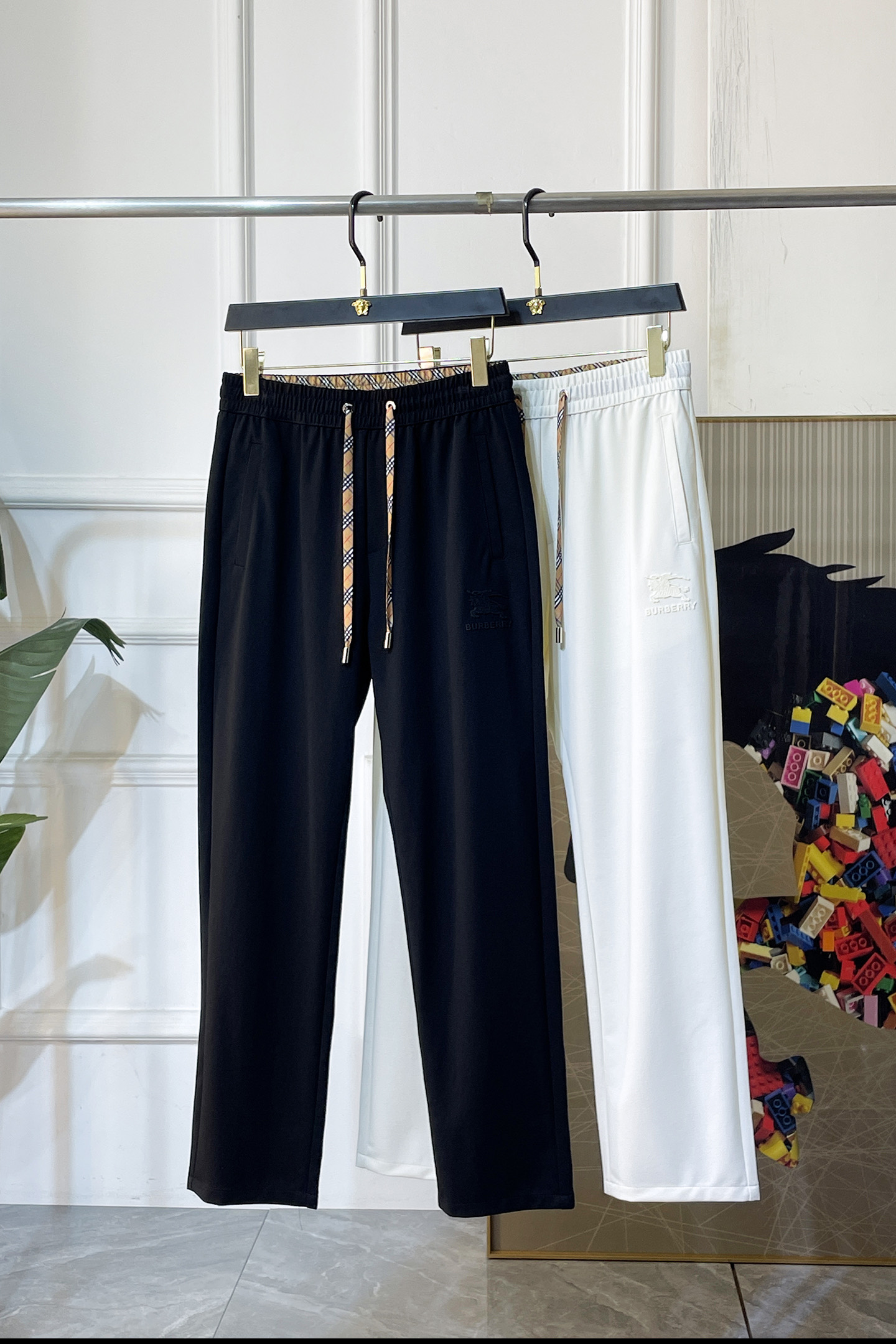 NO:776744,Burberry - 2026ss Year of the Horse spring and summer counters are simultaneously popular casual pants. This season's must-have versatile style, the upper body is extremely outstanding, super versatile style, the original version is reproduced 1:1, complete with three labels!  The counter is designed with the latest fashion elements, imported custom-woven high-quality European cotton fabrics, with super good styles, a must-have for casual fashion!  Highly recommended size M-3XL,,burberry,19860909巴宝莉 - 2026ss马年春夏专柜同步大爆款休闲裤,本季必入百搭款式,上身极为出挑,超级百搭款 ,原版1:1复刻,三标齐全！专柜最新时尚元素设计,进口定织高品质欧棉面料,版型超好,休闲时尚必备！强烈推荐款 尺码 M-3XL,,burberry,,Men's clothing