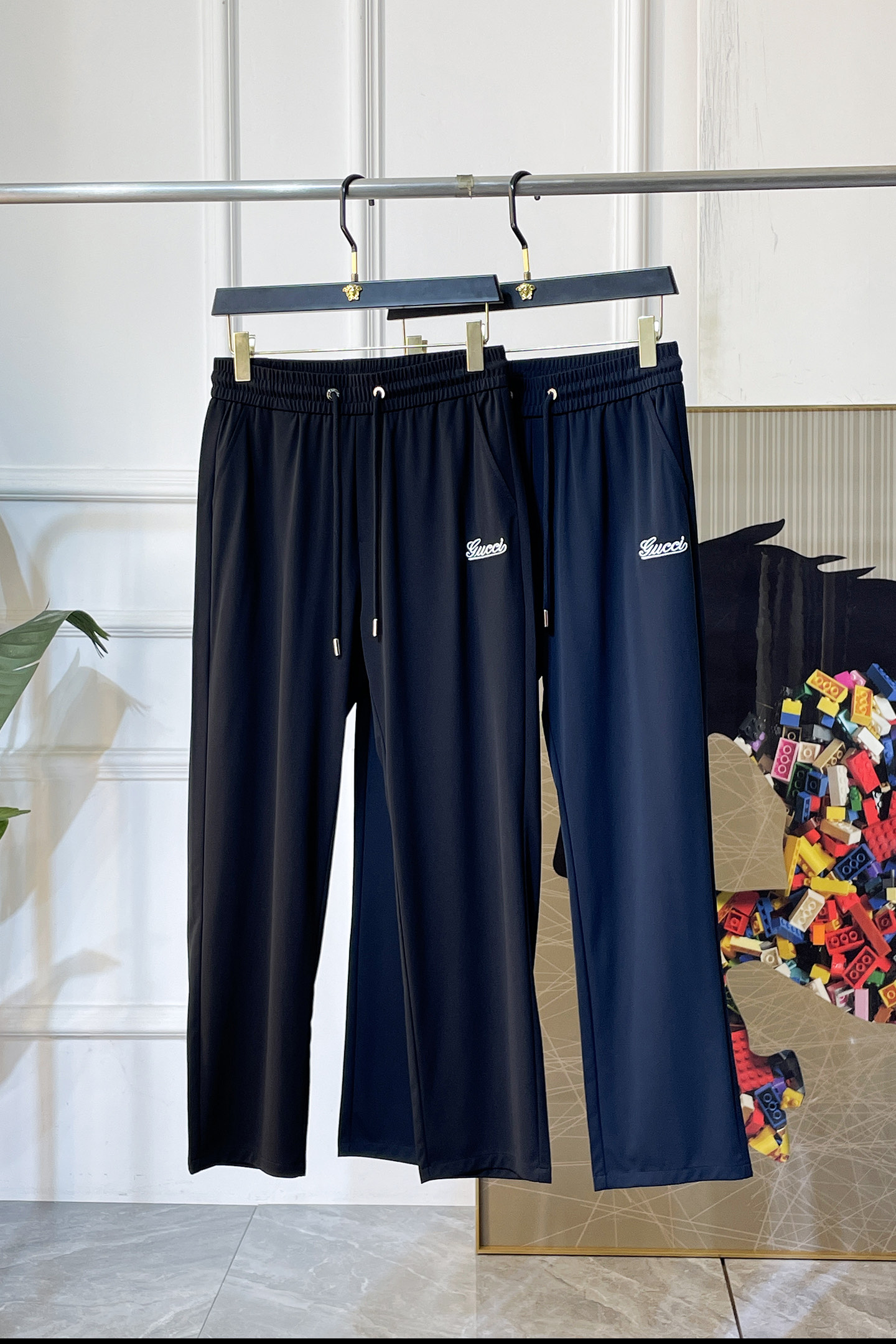 NO:776741,Gucci - 2026ss Year of the Horse spring and summer counters are simultaneously hot-selling casual pants. This season's must-have versatile style, the upper body is extremely outstanding, super versatile style, 1:1 replica of the original version, complete with three standards!  The counter is designed with the latest fashion elements, imported custom-woven high-quality European cotton fabrics, with super good styles, a must-have for casual fashion!  Highly recommended size M-3XL,,19860909古奇 - 2026ss马年春夏专柜同步大爆款休闲裤,本季必入百搭款式,上身极为出挑,超级百搭款 ,原版1:1复刻,三标齐全！专柜最新时尚元素设计,进口定织高品质欧棉面料,版型超好,休闲时尚必备！强烈推荐款 尺码 M-3XL,,,Men's clothing
