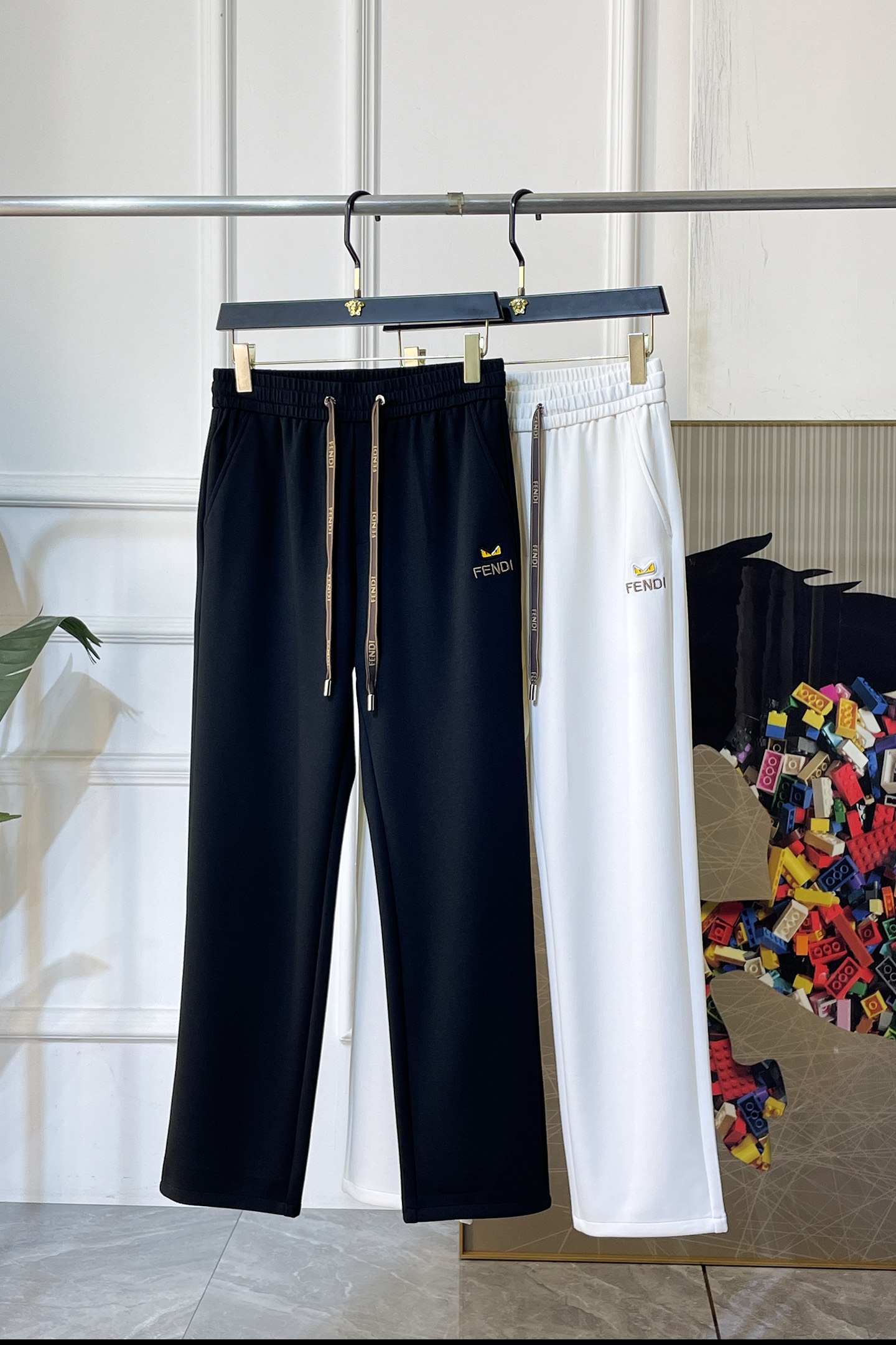 NO:776737,Hermès - 2026ss Year of the Horse Spring and Summer counters are simultaneously popular casual pants. This season's must-have versatile style, the upper body is extremely outstanding, super versatile style, the original version is reproduced 1:1, complete with three labels!  The counter is designed with the latest fashion elements, imported custom-woven high-quality European cotton fabrics, with super good styles, a must-have for casual fashion!  Highly recommended size M-3XL, hermes,19860909爱玛仕 - 2026ss马年春夏专柜同步大爆款休闲裤,本季必入百搭款式,上身极为出挑,超级百搭款 ,原版1:1复刻,三标齐全！专柜最新时尚元素设计,进口定织高品质欧棉面料,版型超好,休闲时尚必备！强烈推荐款 尺码 M-3XL,,hermes,,Men's clothing