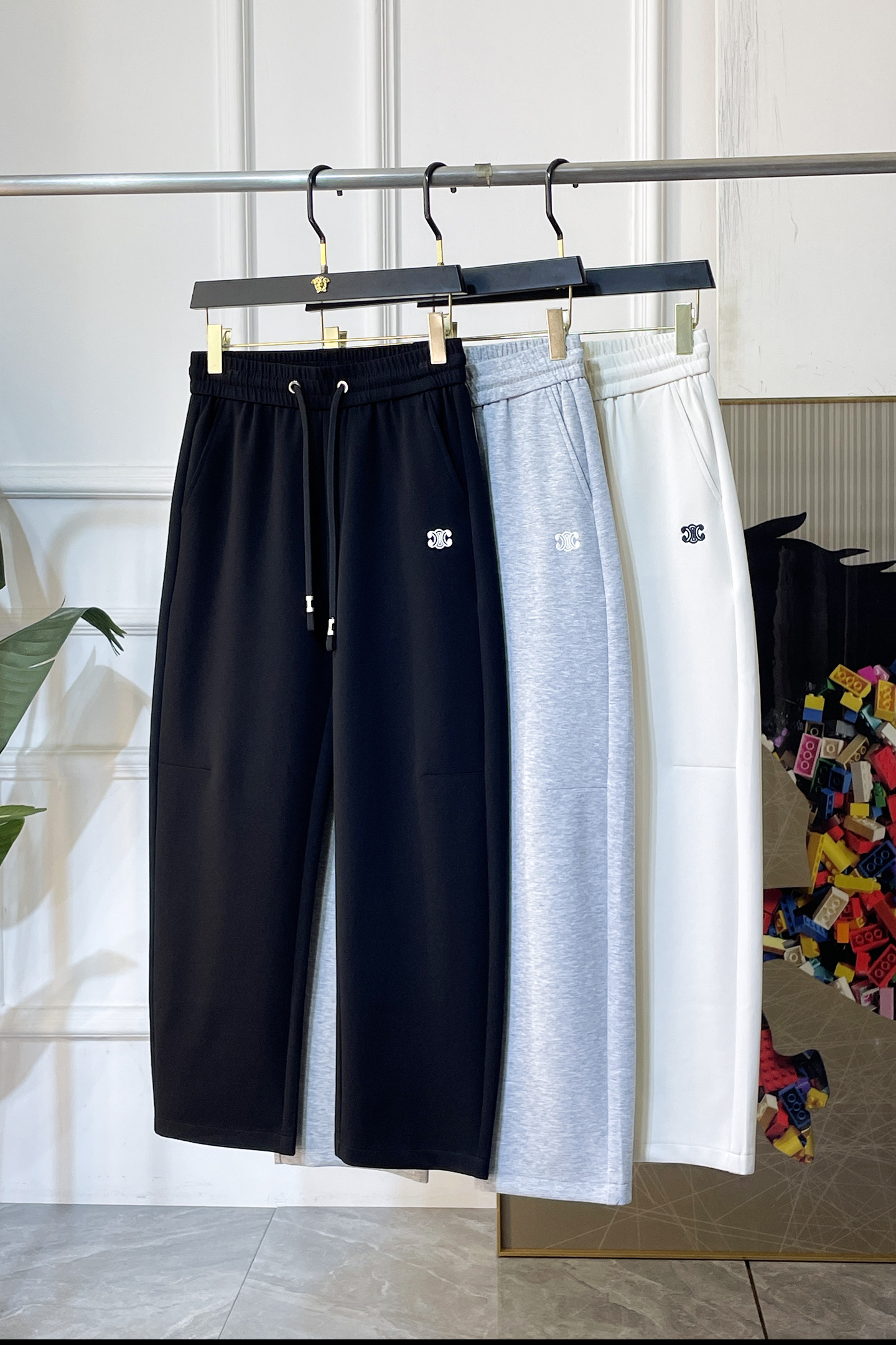 NO:776747,Celine - 2026ss Year of the Horse spring and summer counters are simultaneously popular casual pants. This season's must-have versatile style, the upper body is very outstanding, super versatile style, the original version is 1:1 replica, complete with three standards!  The counter is designed with the latest fashion elements, imported custom-woven high-quality European cotton fabrics, with super good styles, a must-have for casual fashion!  Highly recommended size M-3XL,,celine,19860909赛琳 - 2026ss马年春夏专柜同步大爆款休闲裤,本季必入百搭款式,上身极为出挑,超级百搭款 ,原版1:1复刻,三标齐全！专柜最新时尚元素设计,进口定织高品质欧棉面料,版型超好,休闲时尚必备！强烈推荐款 尺码 M-3XL,,celine,,Men's clothing