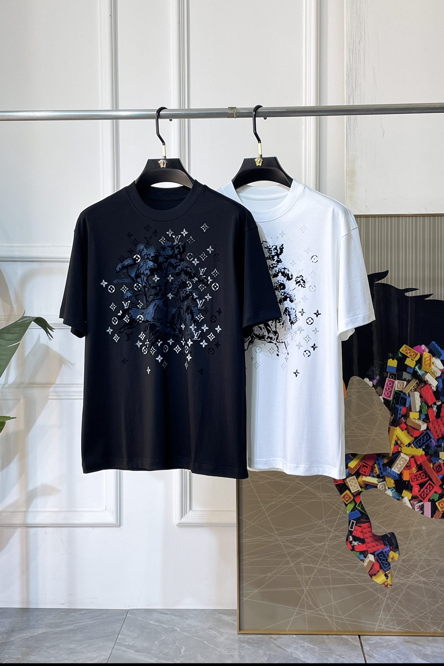 NO:829942,LV- 2026 Year of the Horse Spring and Summer new men's wide-edition short-sleeved T-shirt, urban casual style, a highly designed item, top-grade foreign merchants provide customized cotton fabrics, extremely comfortable and breathable, positive skin-friendly, subverting the comfort experience brought by traditional fabrics, exquisite craftsmanship and accessories. The brand LOGO pattern on the chest is made with unique craftsmanship, with strong style. Original tailoring, meticulous detail processing better highlights its quality. Loose size M-3XL  Can wear up to 220 pounds!  ,,louis vuitton,T-shirt,tees,t-shirt,19860909LV- 2026马年春夏新款男士阔版短袖T恤,都市休闲风格,极具设计感的一款单品,顶级外商客供定制棉面料,上手极微舒适透气,亲肤性积极,颠覆传统面料所带来的舒适体验,工艺辅料考究.胸前品牌LOGO图案以独特工艺制作而成,风格性极强.原版剪裁,一丝不苟细节处理更佳彰显其品质.宽松尺码M-3XL 最大可穿220斤！,,louis vuitton,T-shirt,tees，t-shirt,,Men's clothing