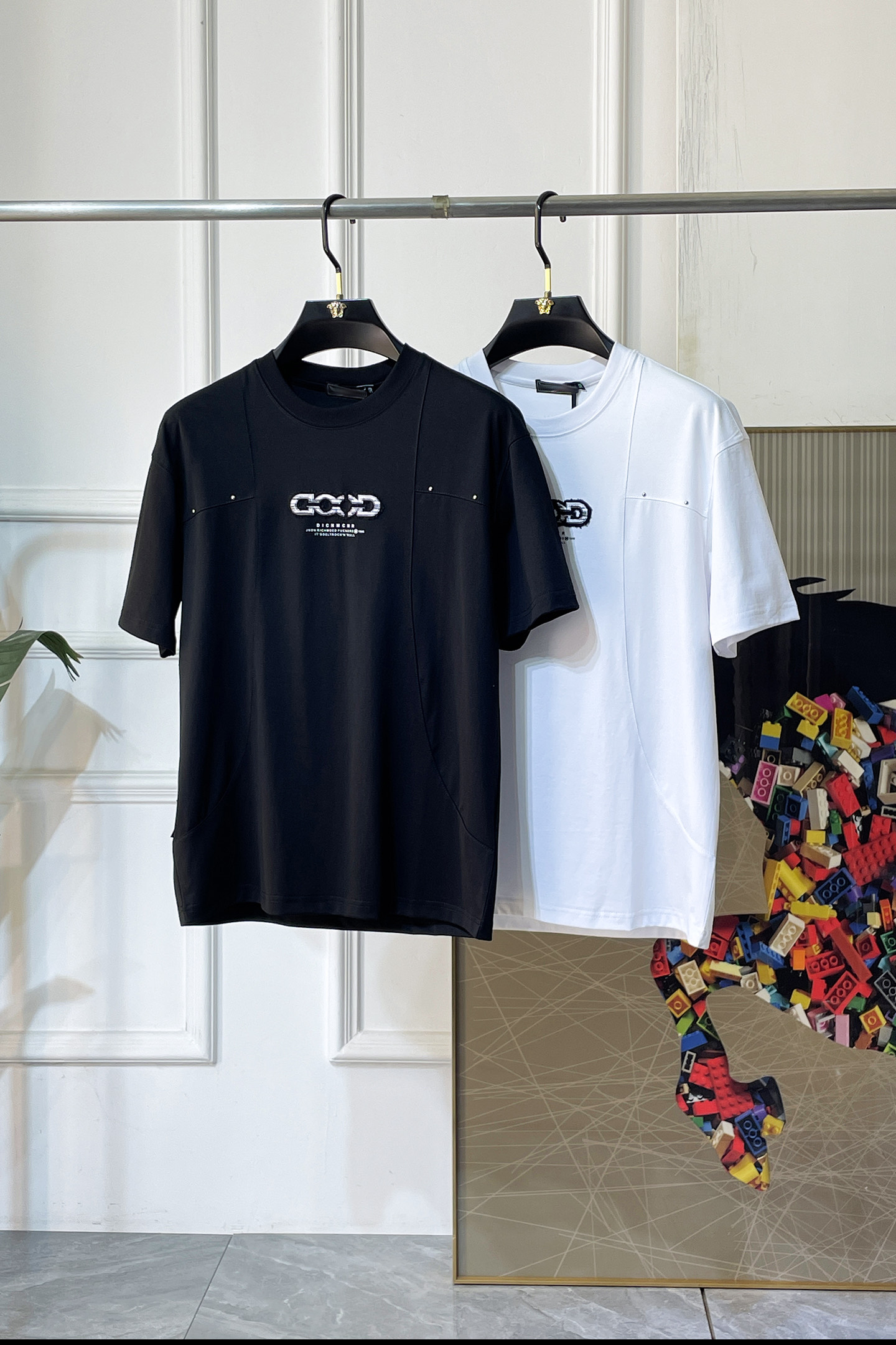 NO:829794,Gucci - 2026 Year of the Horse spring and summer new men's wide-edition short-sleeved T-shirt, urban casual style, a highly designed item, top-grade foreign merchants provide customized cotton fabrics, extremely comfortable and breathable, positive skin-friendly, subverting the comfort experience brought by traditional fabrics, exquisite craftsmanship and accessories. The brand LOGO pattern on the chest is made with unique craftsmanship, with strong style. Original tailoring, meticulous detail processing better highlights its quality. Loose size M-3XL  Can wear up to 220 pounds!  ,,T-shirt,tees,t-shirt,19860909古奇 - 2026马年春夏新款男士阔版短袖T恤,都市休闲风格,极具设计感的一款单品,顶级外商客供定制棉面料,上手极微舒适透气,亲肤性积极,颠覆传统面料所带来的舒适体验,工艺辅料考究.胸前品牌LOGO图案以独特工艺制作而成,风格性极强.原版剪裁,一丝不苟细节处理更佳彰显其品质.宽松尺码M-3XL 最大可穿220斤！,,T-shirt,tees，t-shirt,,Men's clothing