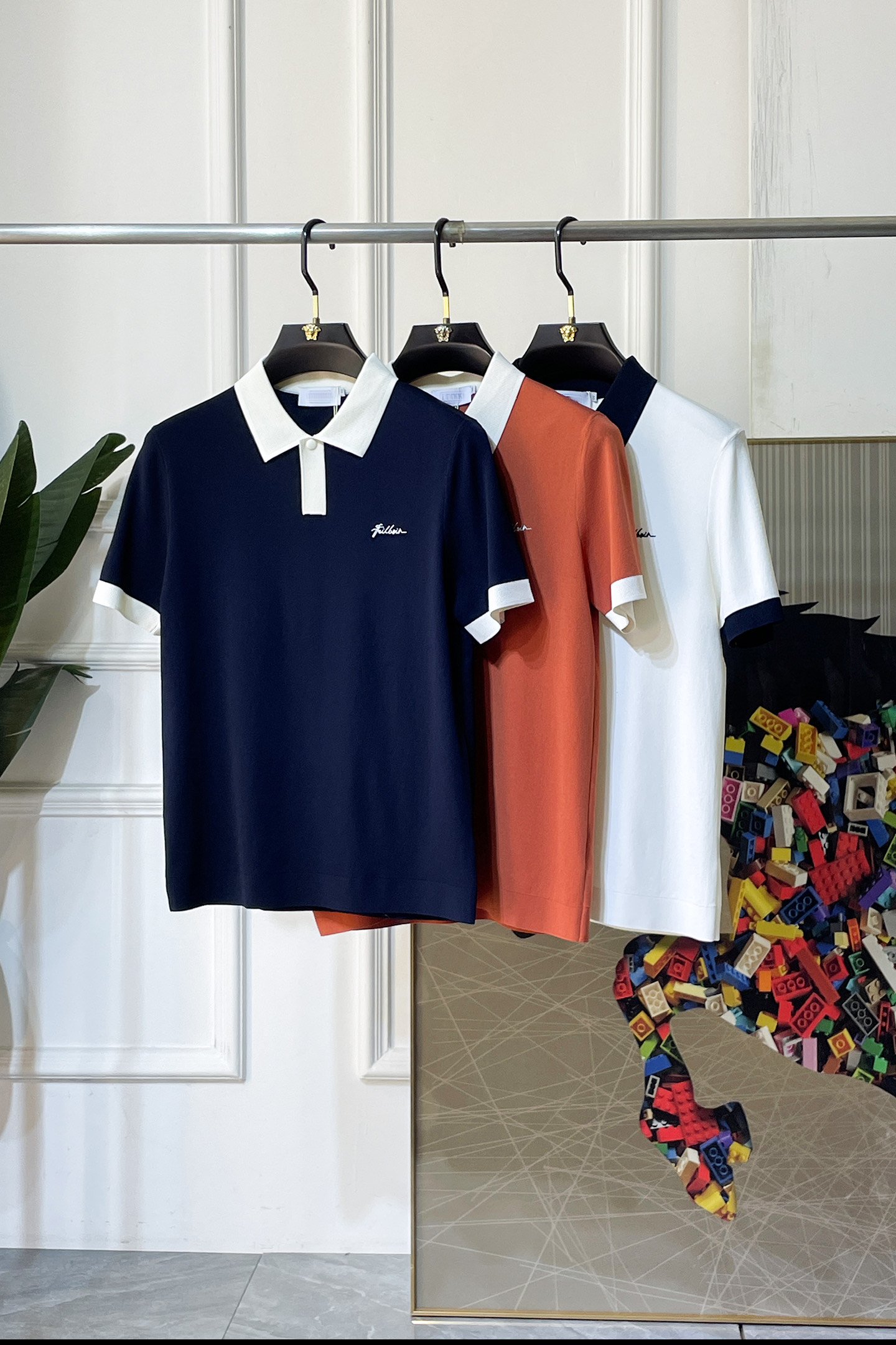 NO:832288,Ferragamo - 2026ss Year of the Horse Spring and Summer's latest hot-selling boutique knitted short-sleeved T-shirt, customized imported soft silk cotton fabric, embellished with fashionable big-name element logos, breathable fabric, delicate and soft texture, cool and smooth next to the body. Moisture-wicking, simple and elegant yet fashionable, three-dimensional cutting, super stylish upper body!  A must-have for fashionistas. Available in sizes M-3XL, with a maximum wearable size!  ,,ferragamo,T-shirt,tees,t-shirt,19860909菲拉格慕 - 2026ss马年春夏最新大爆款精品针织短袖T恤,定制进口轻柔蚕丝棉面料,时尚大牌元素logo点缀,会呼吸的面料,质感细腻柔软,贴身冰爽顺滑.吸湿排汗,简约大方又不失时尚,版型立体裁剪,上身超有型！时尚潮人必备款 尺码M-3XL 最大可穿可穿斤！,,ferragamo,T-shirt,tees，t-shirt,,Men's clothing