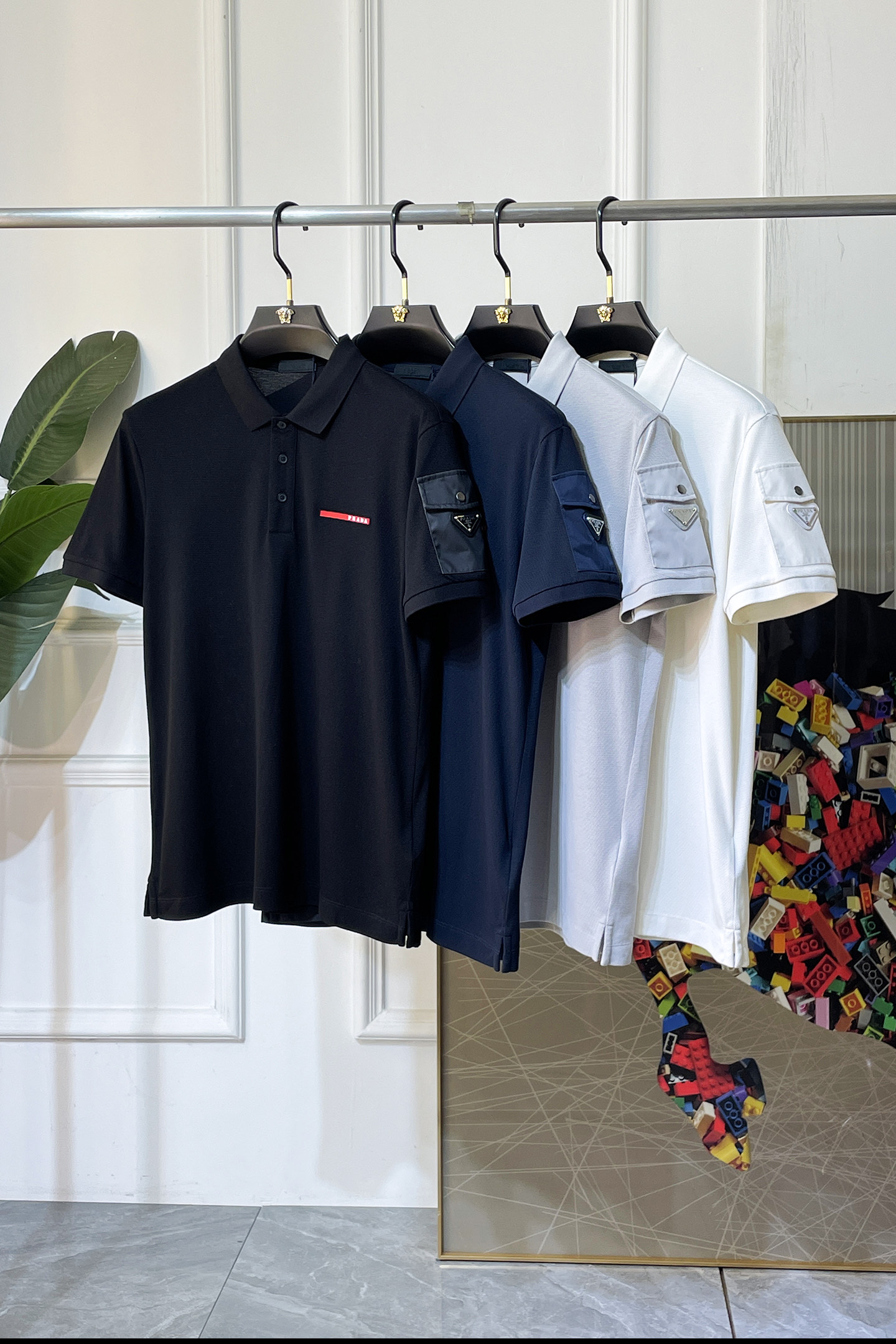 NO:832374,Prada - 2026ss New Year of the Horse spring and summer new polo collar short-sleeved series. Selected high-quality double mercerized pique cotton fabrics, fashionable big-name element logo design, awesome upper body shape, fine, comfortable and breathable fabrics, super good-looking and a must-have for fashionable men with any combination!  Sizes M-3XL can fit up to 200 pounds!  ,,prada,T-shirt,19860909普拉达- 2026ss马年春夏新款polo领短袖系列.精选优质双丝光珠地棉面料,时尚大牌元素logo设计,上身版型超赞,面料细腻舒适透气,随意搭配都超级好看时尚型男必备款哦！尺码M-3XL 最大可穿200斤！,,prada,T-shirt,,Men's clothing