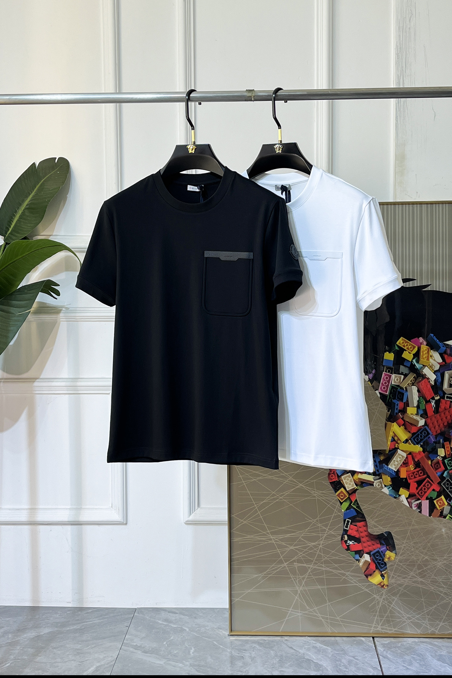 NO:849288,Mouth Mouth - 2026ss Year of the Horse spring and summer high-quality short-sleeved T-shirts. Official website synchronization. High-end quality. Customized top-grade mercerized cotton fabric, 1:1 production by top manufacturers, fashionable brand heavy craftsmanship logo design, soft and delicate feel. Skin-friendly and comfortable to wear. Versatile and casual. The upper body is very good. Handsome. A must-have for trendy men. Sizes M-3XL. Can wear up to 200 pounds!  ,,Moncler,T-shirt,tees,t-shirt,19860909蒙口 - 2026ss马年贺岁款春夏精品短袖T恤 官网同步 高端品质 定制顶级丝光棉面料,顶级大厂1:1制作,时尚大牌重工艺logo设计,手感柔软细腻 穿着亲肤舒适 百搭休闲 上身非常赞 帅气 潮男必备品 尺码M-3XL 最大可穿200斤！,,Moncler,T-shirt,tees，t-shirt,,Men's clothing