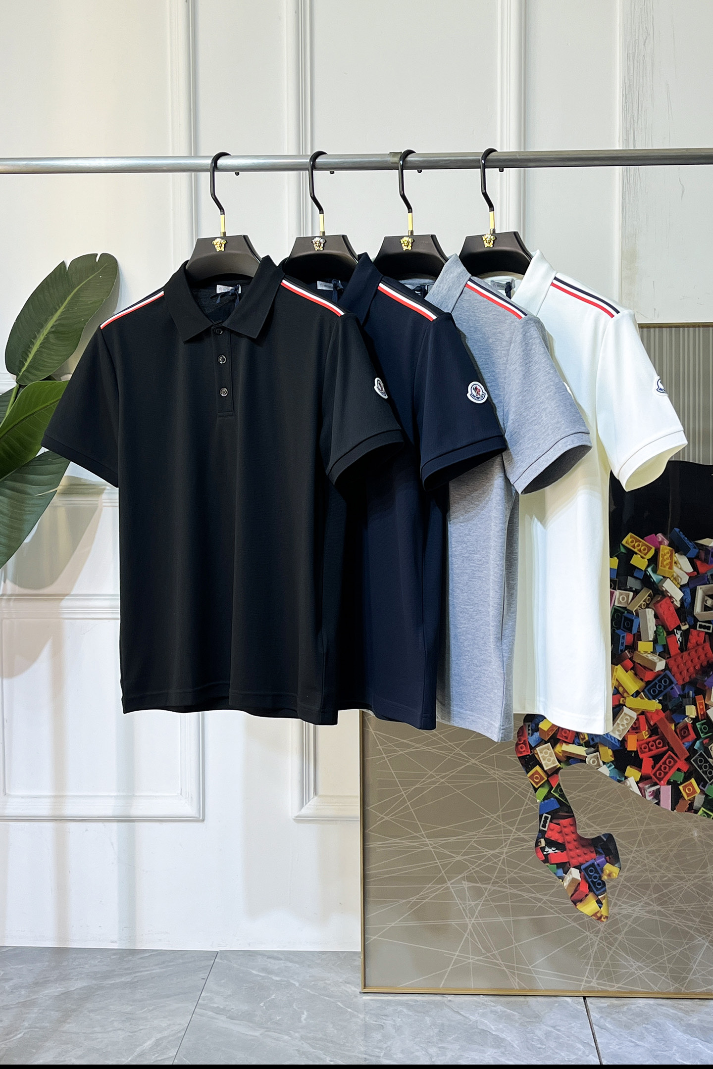 NO:847884,Meng Mouth - 2026ss New Year of the Horse spring and summer new polo collar short-sleeved series. Selected high-quality double mercerized pique cotton fabrics, fashionable big-name element logo design, awesome upper body shape, fine, comfortable and breathable fabrics, super good-looking and a must-have for fashionable men with any combination!  Size M-3XL, maximum weight can be worn!  ,,Moncler,T-shirt,19860909蒙口- 2026ss马年春夏新款polo领短袖系列.精选优质双丝光珠地棉面料,时尚大牌元素logo设计,上身版型超赞,面料细腻舒适透气,随意搭配都超级好看时尚型男必备款哦！尺码M-3XL 最大可穿斤！,,Moncler,T-shirt,,Men's clothing