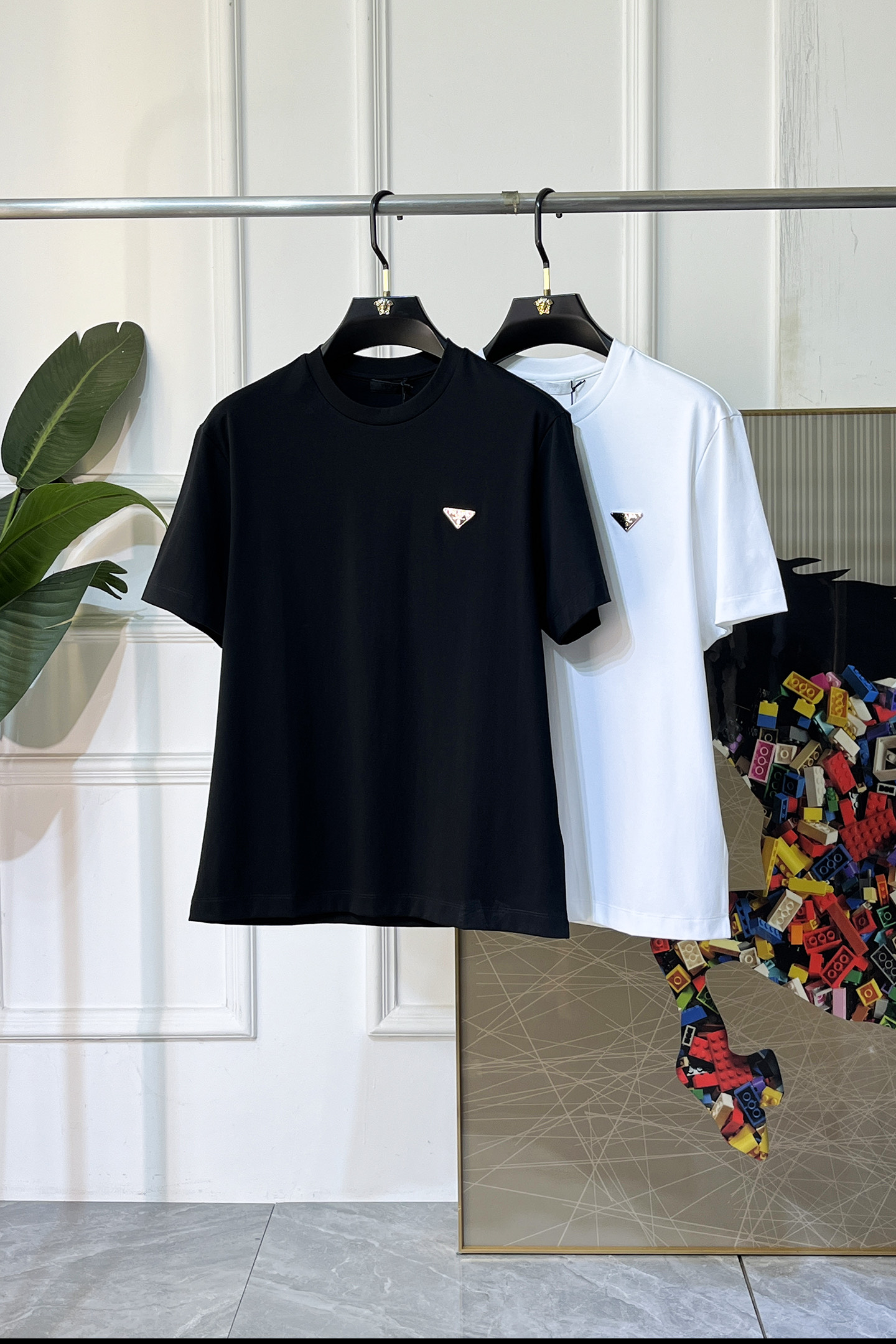 NO:849294,Prada - 2026ss Spring and Summer high-quality short-sleeved T-shirt for the Year of the Horse, synchronized with the official website, high-end quality, customized top-grade mercerized cotton fabric, 1:1 production by top manufacturers, fashionable brand heavy craftsmanship logo design, soft and delicate feel, skin-friendly and comfortable to wear, versatile and casual, the upper body is very good, handsome, a must-have for trendy men, size M-3XL, can wear up to 200 pounds!  ,,prada,T-shirt,tees,t-shirt,19860909普拉达 - 2026ss马年贺岁款春夏精品短袖T恤 官网同步 高端品质 定制顶级丝光棉面料,顶级大厂1:1制作,时尚大牌重工艺logo设计,手感柔软细腻 穿着亲肤舒适 百搭休闲 上身非常赞 帅气 潮男必备品 尺码M-3XL 最大可穿200斤！,,prada,T-shirt,tees，t-shirt,,Men's clothing