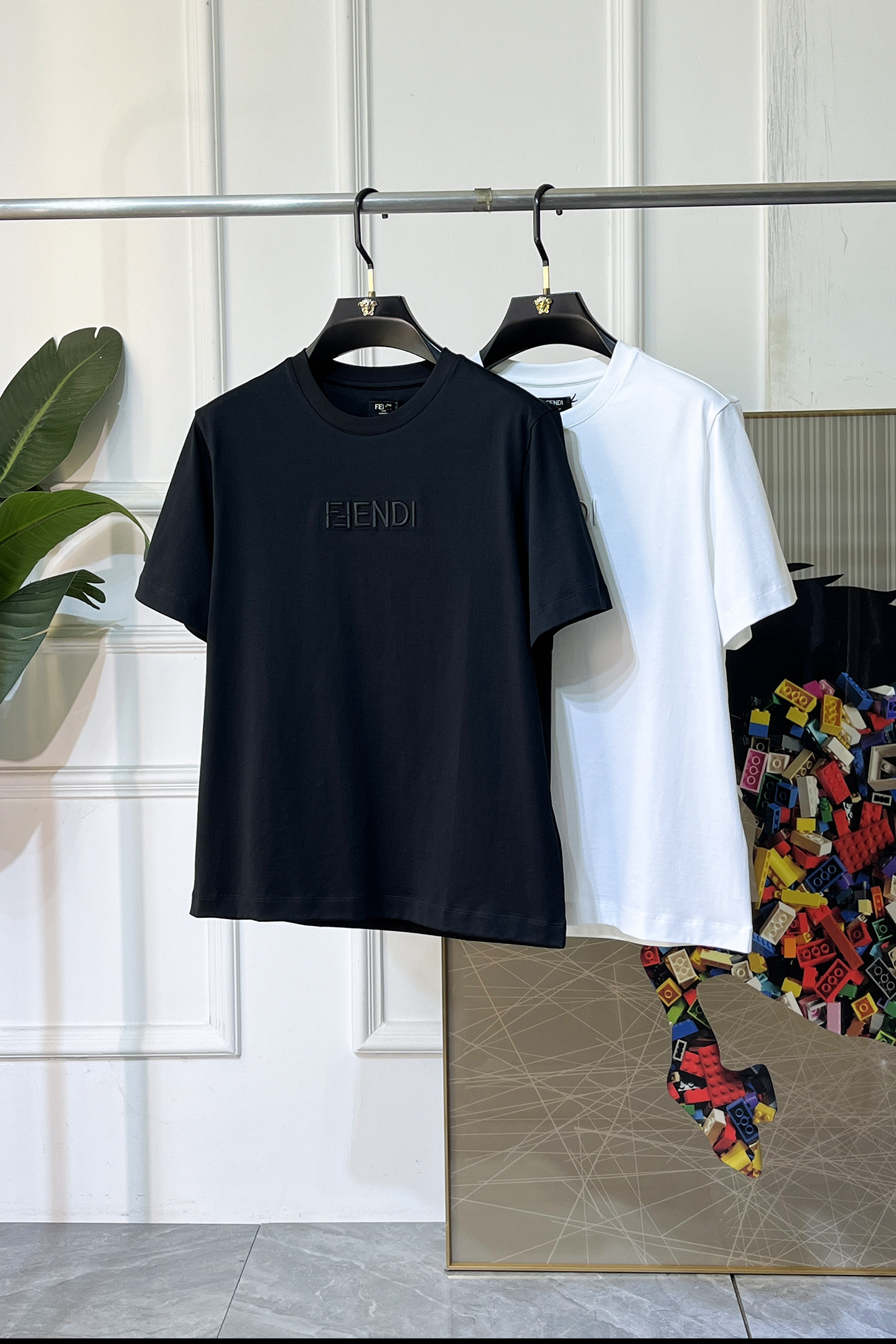 NO:849292,Fendi - 2026ss Spring and Summer high-quality short-sleeved T-shirt for the Year of the Horse, synchronized with the official website, high-end quality, customized top-grade mercerized cotton fabric, 1:1 production by top manufacturers, fashionable brand heavy craftsmanship logo design, soft and delicate feel, skin-friendly and comfortable to wear, versatile and casual, the upper body is very good, handsome, a must-have for trendy men, size M-3XL, can wear up to 200 pounds!  ,,fendi,T-shirt,tees,t-shirt,19860909芬迪 - 2026ss马年贺岁款春夏精品短袖T恤 官网同步 高端品质 定制顶级丝光棉面料,顶级大厂1:1制作,时尚大牌重工艺logo设计,手感柔软细腻 穿着亲肤舒适 百搭休闲 上身非常赞 帅气 潮男必备品 尺码M-3XL 最大可穿200斤！,,fendi,T-shirt,tees，t-shirt,,Men's clothing