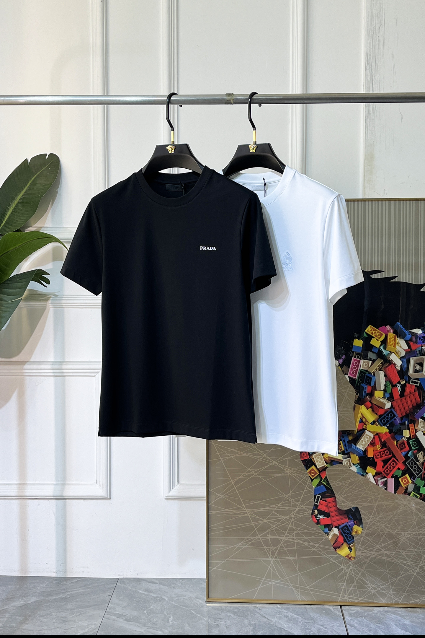NO:849290,Prada - 2026ss Spring and Summer high-quality short-sleeved T-shirt for the Year of the Horse, synchronized with the official website, high-end quality, customized top-grade mercerized cotton fabric, 1:1 production by top manufacturers, fashionable brand heavy craftsmanship logo design, soft and delicate feel, skin-friendly and comfortable to wear, versatile and casual, the upper body is very good, handsome, a must-have for trendy men, size M-3XL, can wear up to 200 pounds!  ,,prada,T-shirt,tees,t-shirt,19860909普拉达 - 2026ss马年贺岁款春夏精品短袖T恤 官网同步 高端品质 定制顶级丝光棉面料,顶级大厂1:1制作,时尚大牌重工艺logo设计,手感柔软细腻 穿着亲肤舒适 百搭休闲 上身非常赞 帅气 潮男必备品 尺码M-3XL 最大可穿200斤！,,prada,T-shirt,tees，t-shirt,,Men's clothing