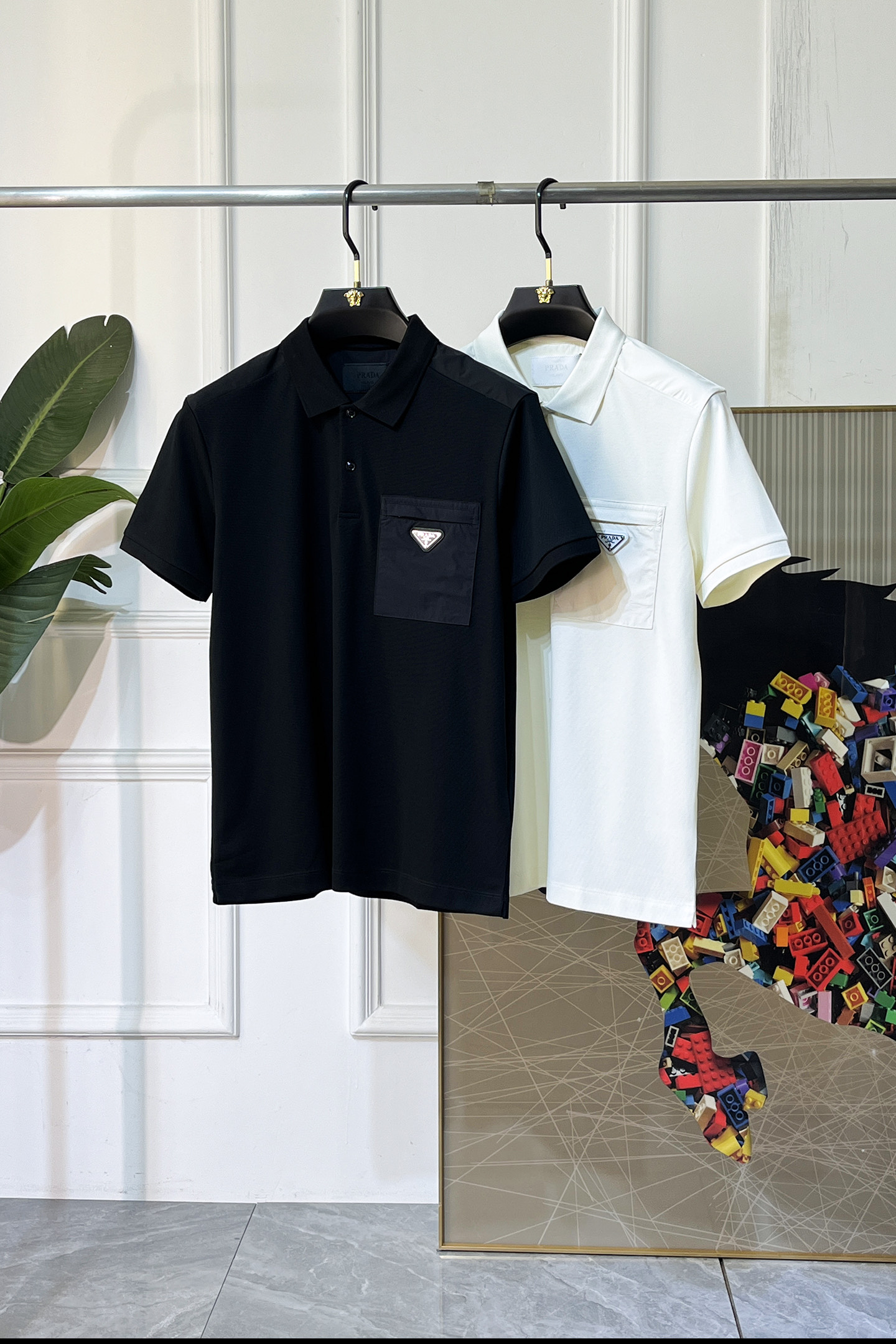NO:847864,Prada - 2026ss New Year of the Horse spring and summer new polo collar short-sleeved series. Selected high-quality double mercerized pique cotton fabrics, fashionable big-name element logo design, awesome upper body shape, fine, comfortable and breathable fabrics, super good-looking and a must-have for fashionable men with any combination!  Sizes M-3XL can fit up to 200 pounds!  ,,prada,T-shirt,19860909普拉达- 2026ss马年春夏新款polo领短袖系列.精选优质双丝光珠地棉面料,时尚大牌元素logo设计,上身版型超赞,面料细腻舒适透气,随意搭配都超级好看时尚型男必备款哦！尺码M-3XL 最大可穿200斤！,,prada,T-shirt,,Men's clothing