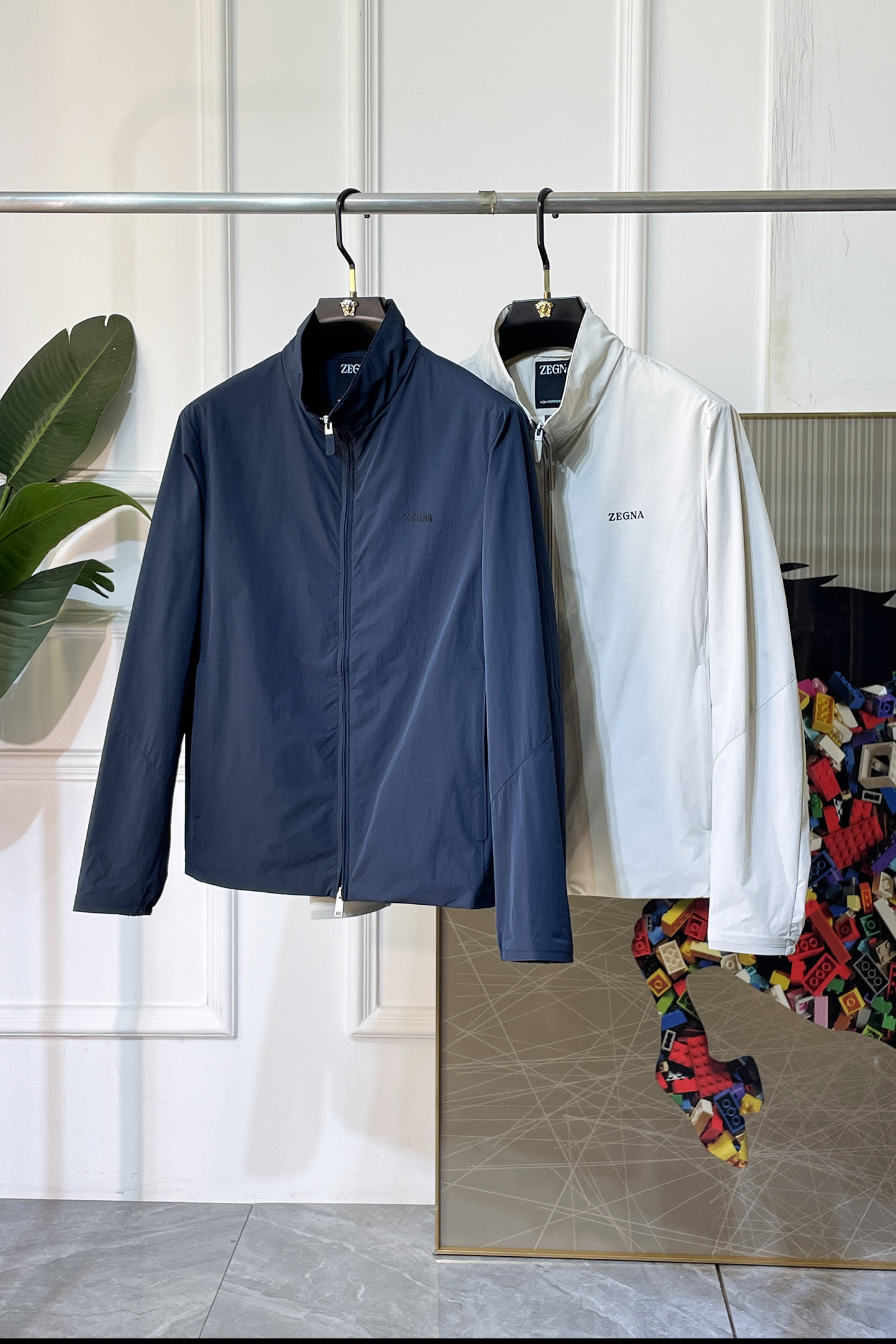NO:828356,Zegna - 2026ss Spring Jacket for the Year of the Horse, customized with high-quality polyester fiber fabric!  Logo design with top fashion big-name elements, complete with three standards!  Original hardware accessories, smooth lines, exquisite craftsmanship, awesome upper body shape, comfortable fabrics, windproof and warm, it is very fashionable, handsome and a must-have for casual and fashionable men with any combination!  Sizes M-3XL can fit up to 190 pounds!  ,,zegna,jackets & coats,jackets & coats,19860909杰尼娅- 2026ss马年贺岁款春装夹克外套,定制高品质聚酯纤维面料！顶级时尚大牌元素logo设计,三标齐全！原版五金辅料,线条流畅,工艺精致,上身版型超赞,面料舒适,挡风保暖,随意搭配都非常时尚帅气休闲时尚男仕必备款哦！尺码M-3XL 最大穿190斤！,,zegna,jackets & coats,jackets & coats,,Men's clothing
