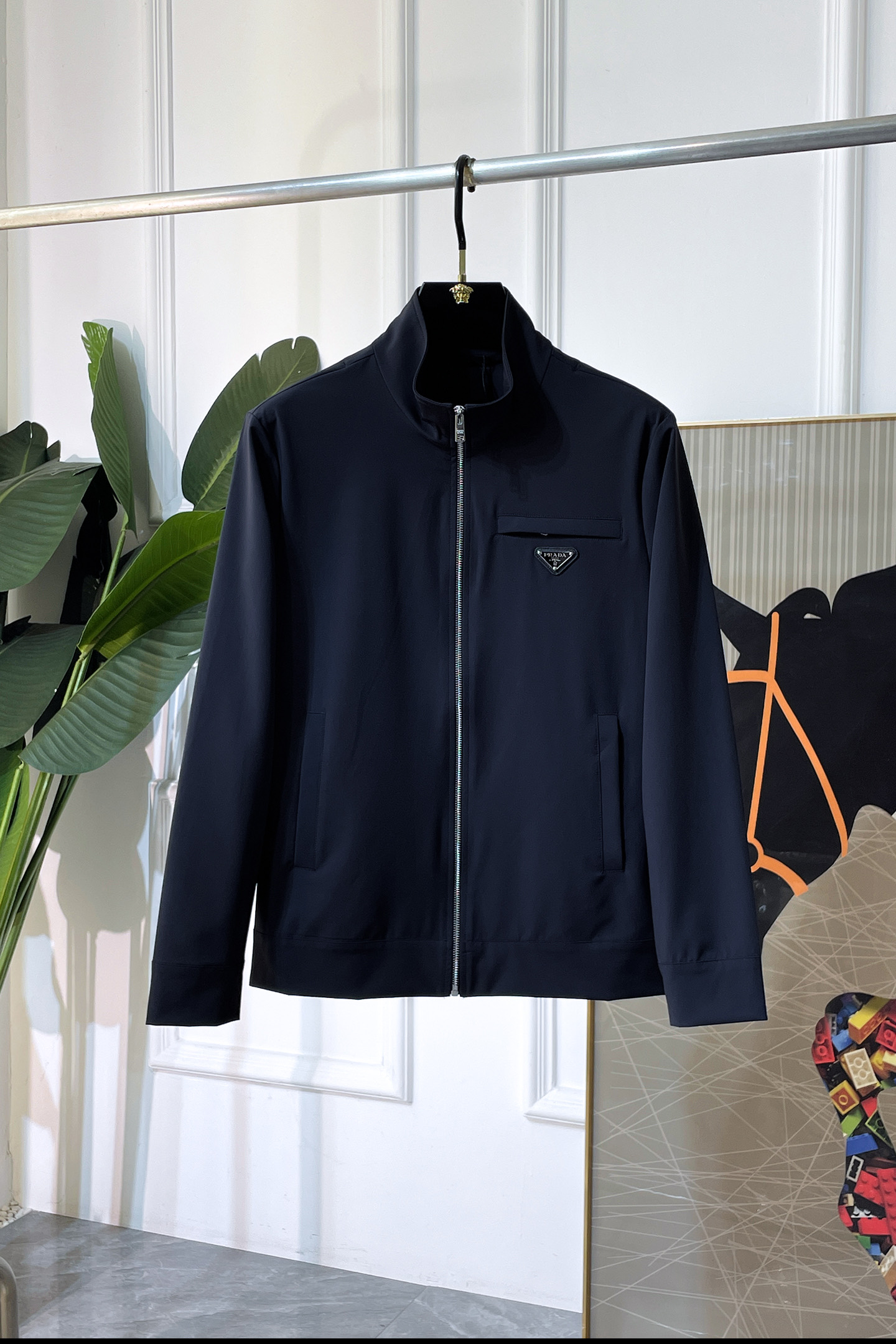 NO:828349,Prada - 2026ss Year of the Horse Spring Jacket, customized with high-quality polyester fiber fabric!  Logo design with top fashion big-name elements, complete with three standards!  Original hardware accessories, smooth lines, exquisite craftsmanship, awesome upper body shape, comfortable fabrics, windproof and warm, it is very fashionable, handsome and a must-have for casual and fashionable men with any combination!  Sizes M-3XL can fit up to 190 pounds!  ,,prada,jackets & coats,jackets & coats,19860909普拉达- 2026ss马年贺岁款春装夹克外套,定制高品质聚酯纤维面料！顶级时尚大牌元素logo设计,三标齐全！原版五金辅料,线条流畅,工艺精致,上身版型超赞,面料舒适,挡风保暖,随意搭配都非常时尚帅气休闲时尚男仕必备款哦！尺码M-3XL 最大穿190斤！,,prada,jackets & coats,jackets & coats,,Men's clothing
