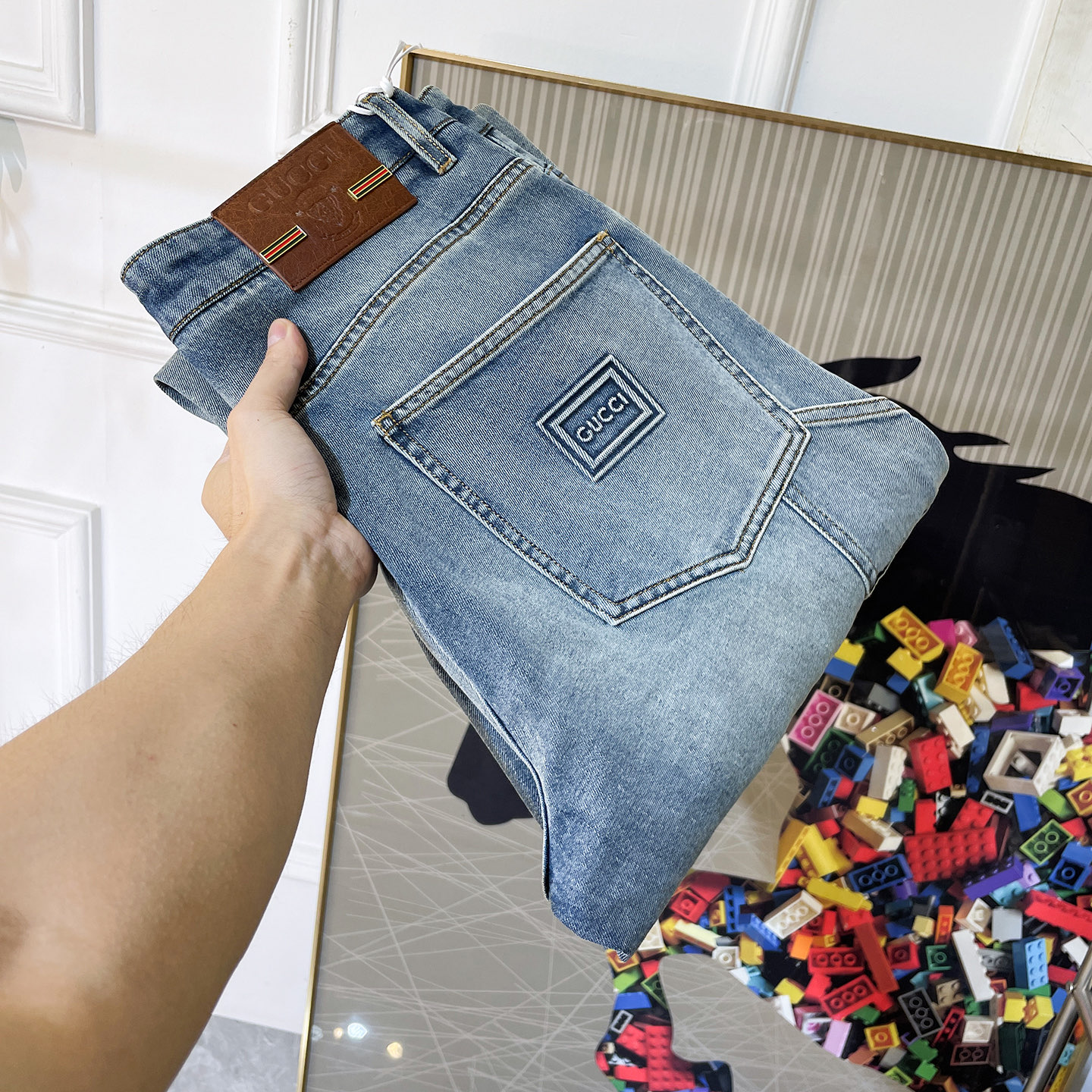 NO:836749,Gucci - 2026ss hot spring and summer wide-leg jeans for the Year of the Horse. Made from the original 1:1, the perfect choice for daily essentials, simple and elegant, fashionable and stylish, customized imported denim fabric, heavy washing process, complex workmanship and exquisite craftsmanship. Easily cater to the needs of the four seasons, soft and elastic to the touch, smooth and neat, original accessories and hardware, the upper body is comfortable, very easy to wear and durable, code number 29-36,,jeans,19860909古奇- 2026ss马年春夏大爆款宽腿牛仔裤.原单1:1制作,日常必备的完美之选,简单大气亦时尚有型,定制进口丹宁面料 ,重工洗水工艺,做工复杂工艺精湛.轻松迎合四季需要,手感柔软带弹力,流畅利落,原版辅料五金,上身舒适非常易搭耐看码数29-36,,jeans,,Men's clothing