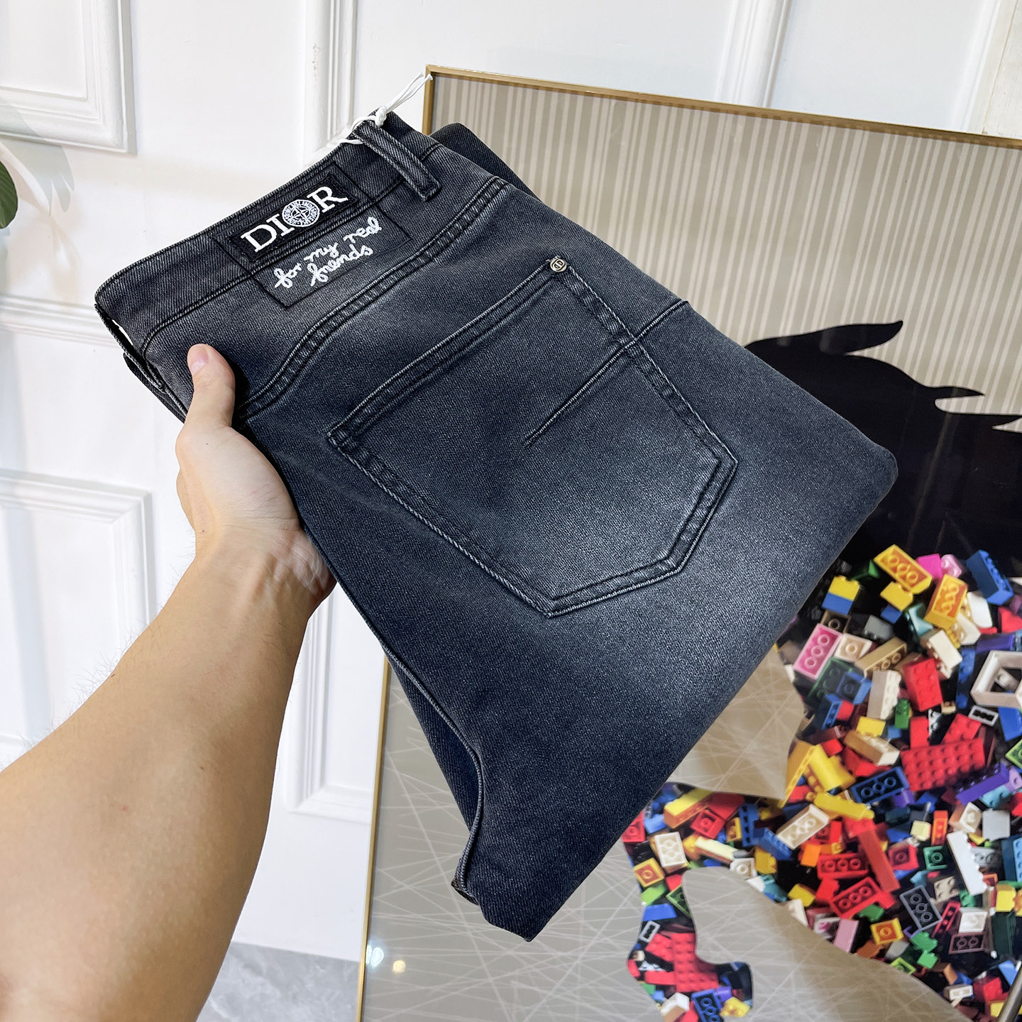 NO:836773,Dior - 2026ss hot-selling spring and summer wide-leg jeans for the Year of the Horse. Made from the original 1:1, the perfect choice for daily essentials, simple and elegant, fashionable and stylish, customized imported denim fabric, heavy washing process, complex workmanship and exquisite craftsmanship. Easily cater to the needs of the four seasons, soft and elastic to the touch, smooth and neat, original accessories and hardware, the upper body is comfortable, very easy to wear and durable, size 29-36,, dior, jeans,19860909迪奥 - 2026ss马年春夏大爆款宽腿牛仔裤.原单1:1制作,日常必备的完美之选,简单大气亦时尚有型,定制进口丹宁面料 ,重工洗水工艺,做工复杂工艺精湛.轻松迎合四季需要,手感柔软带弹力,流畅利落,原版辅料五金,上身舒适非常易搭耐看码数29-36,,dior,jeans,,Men's clothing