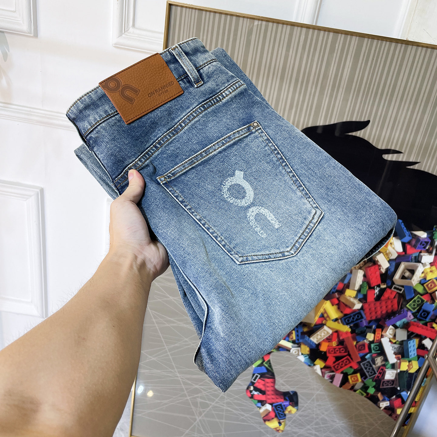 NO:836737,Lulu- 2026ss hot spring and summer wide-leg jeans for the Year of the Horse. Made from original 1:1, the perfect choice for daily necessities, simple and elegant, fashionable and stylish, customized imported denim fabric, heavy washing process, complex workmanship and exquisite craftsmanship. Easily cater to the needs of the four seasons, soft and elastic to the touch, smooth and neat, original accessories and hardware, comfortable upper body, very easy to wear and durable, code number 29-36,,jeans,19860909Lulu- 2026ss马年春夏大爆款宽腿牛仔裤.原单1:1制作,日常必备的完美之选,简单大气亦时尚有型,定制进口丹宁面料 ,重工洗水工艺,做工复杂工艺精湛.轻松迎合四季需要,手感柔软带弹力,流畅利落,原版辅料五金,上身舒适非常易搭耐看码数29-36,,jeans,,Men's clothing