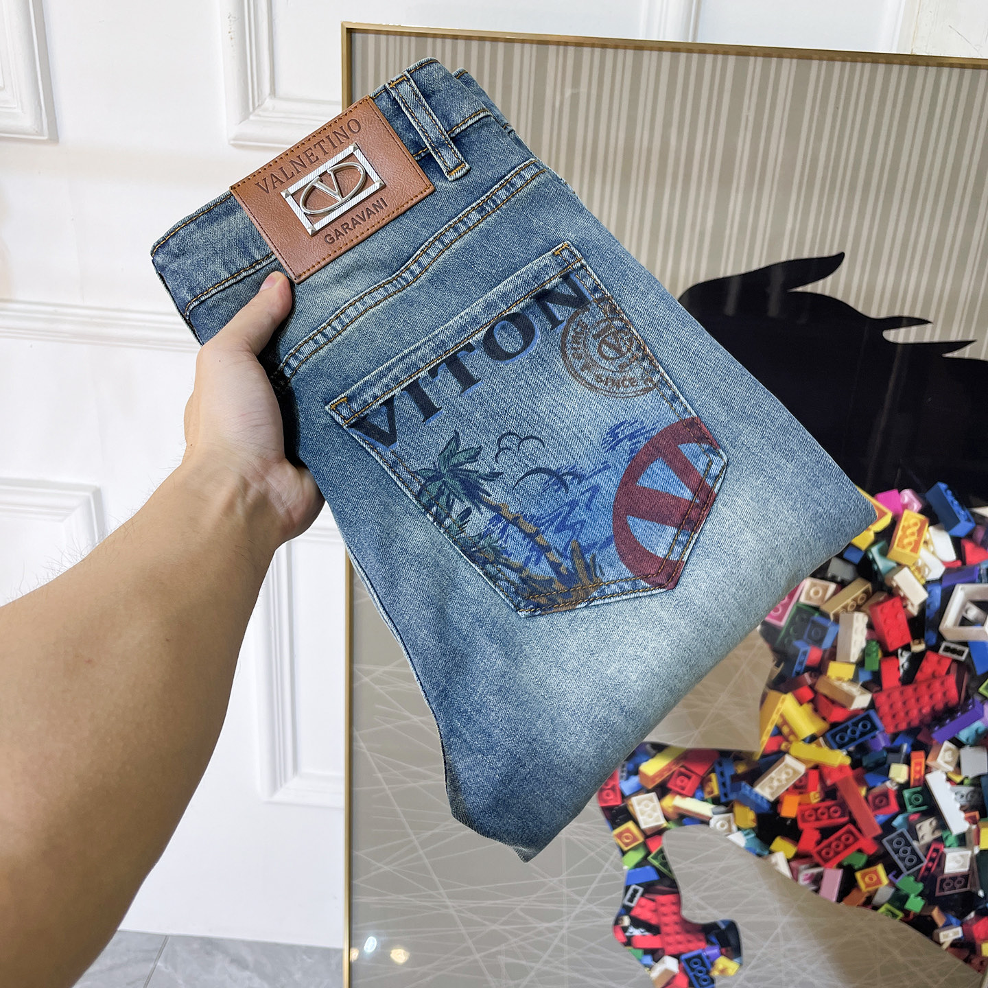 NO:836732,Valentino - 2026ss hot spring and summer jeans for the Year of the Horse. Original 1:1 production, the perfect choice for daily essentials, simple and elegant, fashionable and stylish, customized imported denim fabric, heavy washing process, complex workmanship and exquisite craftsmanship. Easily cater to the needs of the four seasons, soft and elastic to the touch, smooth and neat, original accessories and hardware, comfortable upper body, very easy to wear and durable, code number 29-36,,valentino,jeans,19860909华伦天奴- 2026ss马年春夏大爆款牛仔裤.原单1:1制作,日常必备的完美之选,简单大气亦时尚有型,定制进口丹宁面料 ,重工洗水工艺,做工复杂工艺精湛.轻松迎合四季需要,手感柔软带弹力,流畅利落,原版辅料五金,上身舒适非常易搭耐看码数29-36,,valentino,jeans,,Men's clothing