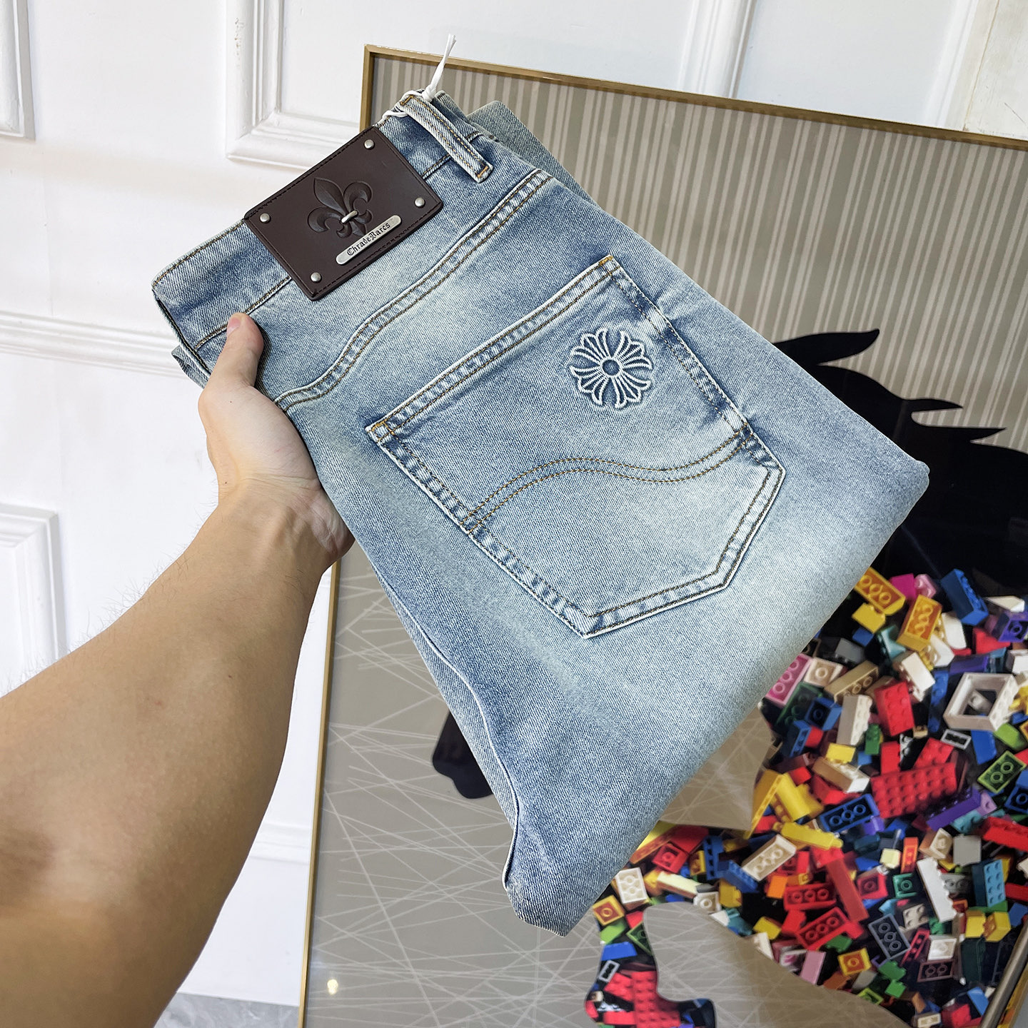 NO:836743,Chrome Hearts - 2026ss hot spring and summer wide-leg jeans for the Year of the Horse. Original 1:1 production, the perfect choice for daily necessities, simple and elegant, fashionable and stylish, customized imported denim fabric, heavy washing process, complex workmanship and exquisite craftsmanship. Easily cater to the needs of the four seasons, soft and elastic to the touch, smooth and neat, original accessories and hardware, comfortable upper body, very easy to wear and durable, code number 29-36,, chrome hearts, jeans,19860909克罗芯- 2026ss马年春夏大爆款宽腿牛仔裤.原单1:1制作,日常必备的完美之选,简单大气亦时尚有型,定制进口丹宁面料 ,重工洗水工艺,做工复杂工艺精湛.轻松迎合四季需要,手感柔软带弹力,流畅利落,原版辅料五金,上身舒适非常易搭耐看码数29-36,,chrome hearts,jeans,,Men's clothing