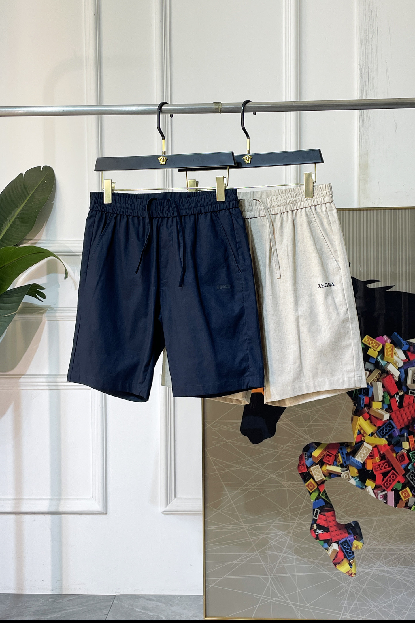 NO:847841,Ermenegildo Zegna - 2026 new linen shorts. The fabric of the shorts has super breathability and can quickly discharge sweat from the body surface. It is refreshing and not sweaty when worn in spring and summer. It can also stay dry in humid environments. The sleeveless design does not restrict arm activities, while optimizing body proportions and creating a dry  The neat visual effect is suitable for layering. The pockets on both sides are easy to access and prevent items from slipping. The ZEGNA letters on the front are hot-glued and have no complicated design. The cut and fabric highlight the high-end feel, which is in line with Zegna's low-key luxury brand tone. Size 48  50 52 54 56,,zegna,shorts,19860909杰尼娅-2026新款麻料短裤短裤面料有超强的透气性,能快速导出体表汗液,春夏穿着清爽不闷汗,潮湿环境也能保持干爽.无袖设计不束缚手臂活动,同时优化身材比例,打造干练利落的视觉效果,适配叠穿.两侧口袋,取物方便,又能防止物品滑落.正面ZEGNA字母烫胶,无复杂设计,靠剪裁与面料凸显高级感,符合杰尼亚低调奢华的品牌调性.码数48 50 52 54 56,,zegna,shorts,,Men's clothing