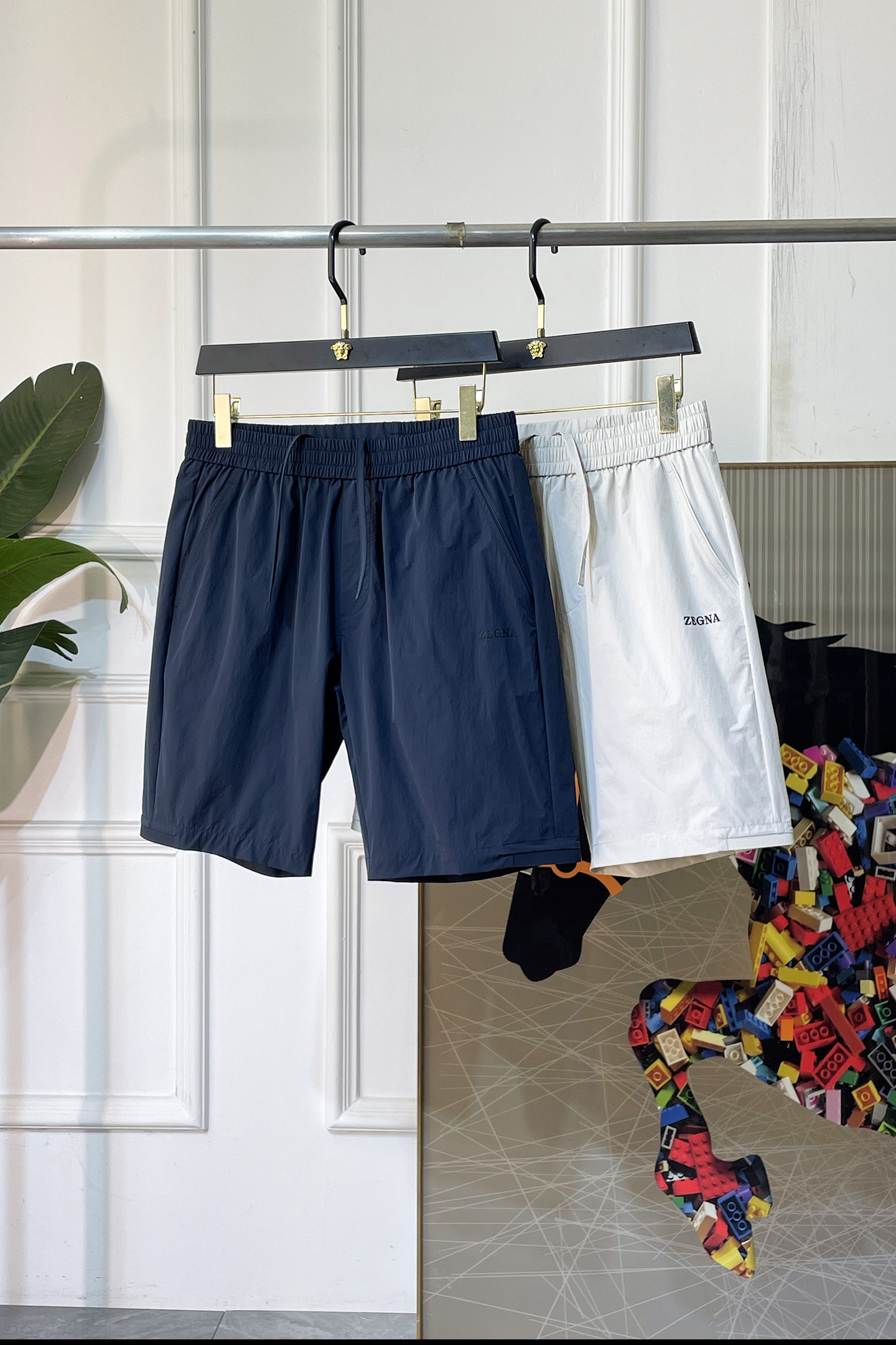 NO:847838,Ermenegildo Zegna - 2026 new shorts. The fabric of the shorts has super breathability and can quickly discharge sweat from the body surface. It is refreshing and not sweaty when worn in spring and summer. It can also stay dry in humid environments. The sleeveless design does not restrict arm activities, while optimizing body proportions and creating a smart look.  The neat visual effect is suitable for layering. The pockets on both sides are convenient to access and prevent items from slipping. The ZEGNA letters on the front are hot-glued and have no complicated design. The cut and fabric highlight the sense of luxury, which is in line with Ermenegildo Zegna's low-key luxury brand tone. Size 48  50 52 54 56,,zegna,shorts,19860909杰尼娅-2026新款短裤短裤面料有超强的透气性,能快速导出体表汗液,春夏穿着清爽不闷汗,潮湿环境也能保持干爽.无袖设计不束缚手臂活动,同时优化身材比例,打造干练利落的视觉效果,适配叠穿.两侧口袋,取物方便,又能防止物品滑落.正面ZEGNA字母烫胶,无复杂设计,靠剪裁与面料凸显高级感,符合杰尼亚低调奢华的品牌调性.码数48 50 52 54 56,,zegna,shorts,,Men's clothing