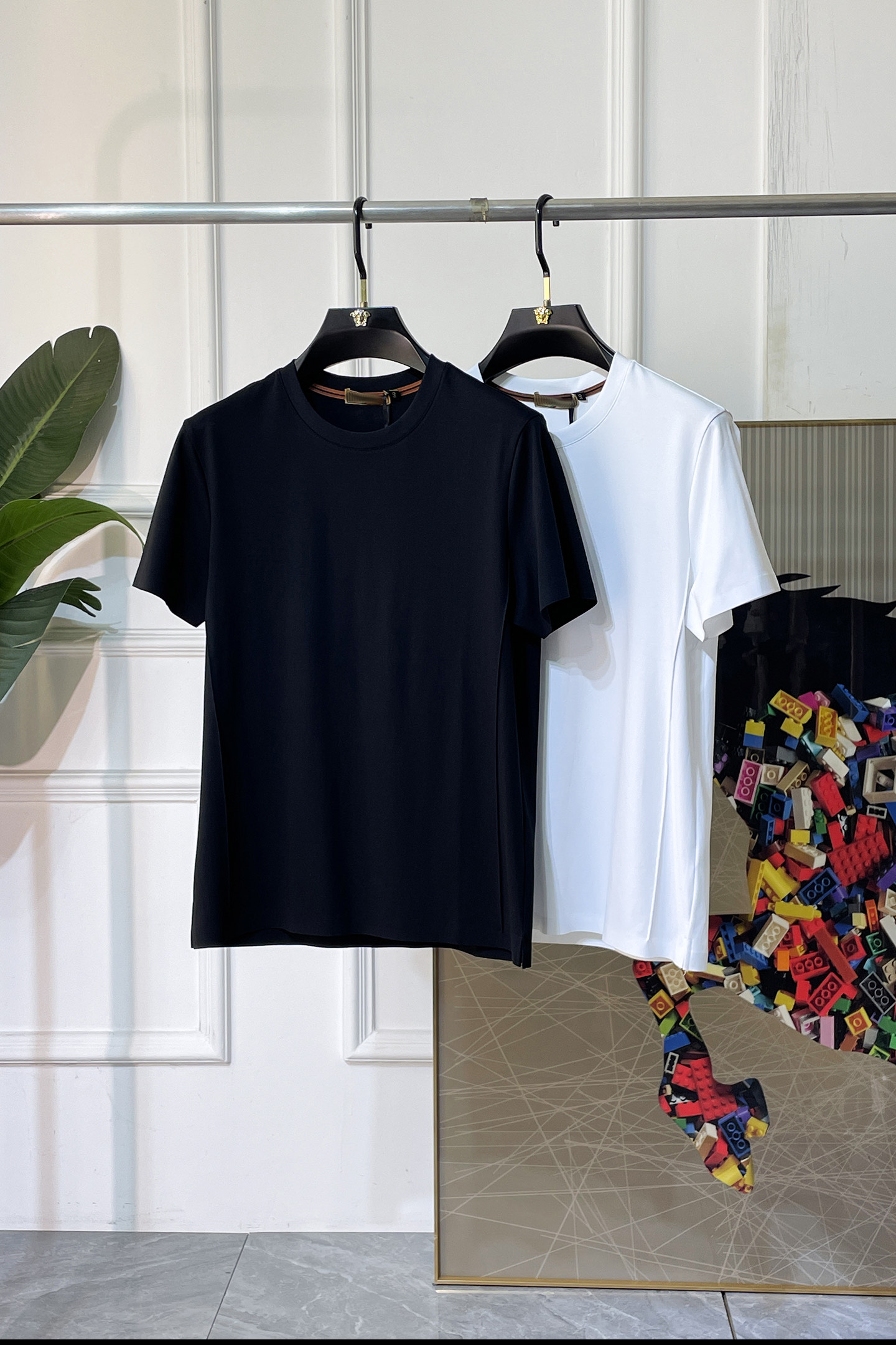 NO:838304,Zegna - 2026ss Spring and Summer high-quality short-sleeved T-shirt for the Year of the Horse. Official website synchronization. High-end quality. Customized top-grade mercerized cotton fabric, 1:1 production by top manufacturers, fashionable brand heavy craftsmanship logo design, soft and delicate feel. Skin-friendly and comfortable to wear. Versatile and casual. The upper body is very good. Handsome. A must-have for trendy men. Size M-3XL. Can wear up to 200 pounds!  ,,zegna,T-shirt,tees,t-shirt,19860909杰尼娅 - 2026ss马年贺岁款春夏精品短袖T恤 官网同步 高端品质 定制顶级丝光棉面料,顶级大厂1:1制作,时尚大牌重工艺logo设计,手感柔软细腻 穿着亲肤舒适 百搭休闲 上身非常赞 帅气 潮男必备品 尺码M-3XL 最大可穿200斤！,,zegna,T-shirt,tees，t-shirt,,Men's clothing