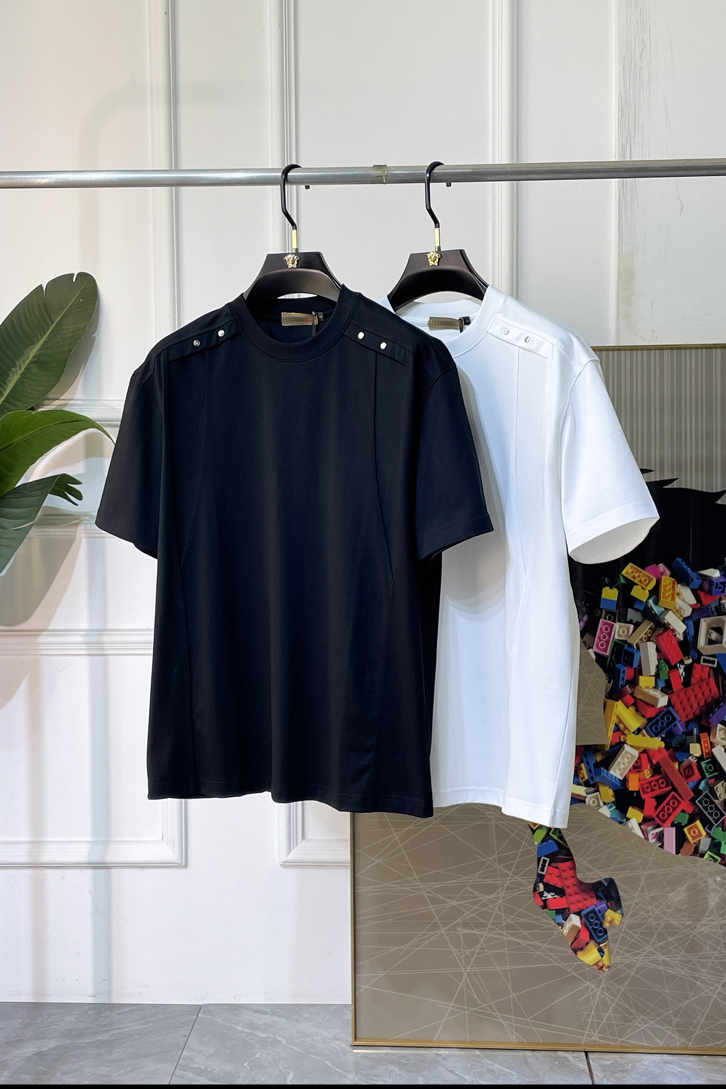NO:838350,Dior - 2026 Year of the Horse Spring and Summer new men's wide-edition short-sleeved T-shirt, urban casual style, a very design item, top-grade foreign merchants provide customized cotton fabrics, extremely comfortable and breathable, positive skin-friendly, subverting the comfort experience brought by traditional fabrics, exquisite craftsmanship and accessories. The brand LOGO pattern on the chest is made with unique craftsmanship, with strong style. Original tailoring, meticulous detail processing better highlights its quality. Loose size M-3XL  The maximum weight you can wear!  ,,dior,T-shirt,tees,t-shirt,19860909迪奥 - 2026马年春夏新款男士阔版短袖T恤,都市休闲风格,极具设计感的一款单品,顶级外商客供定制棉面料,上手极微舒适透气,亲肤性积极,颠覆传统面料所带来的舒适体验,工艺辅料考究.胸前品牌LOGO图案以独特工艺制作而成,风格性极强.原版剪裁,一丝不苟细节处理更佳彰显其品质.宽松尺码M-3XL 最大可穿斤！,,dior,T-shirt,tees，t-shirt,,Men's clothing
