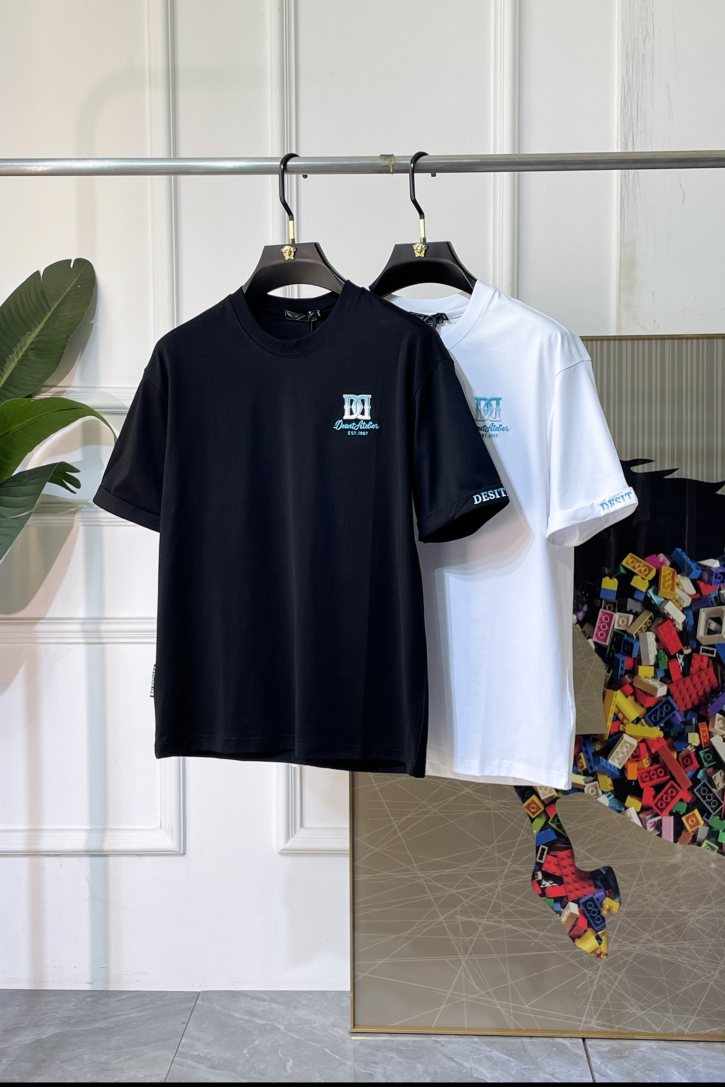 NO:838356,DG - 2026 Year of the Horse spring and summer new men's wide-edition short-sleeved T-shirt, urban casual style, a highly designed item, top-grade foreign merchants provide customized cotton fabrics, extremely comfortable and breathable, positive skin-friendly, subverting the comfort experience brought by traditional fabrics, exquisite craftsmanship and accessories. The brand LOGO pattern on the chest is made with unique craftsmanship, with strong style. Original tailoring, meticulous detail processing better highlights its quality. Loose size M-3XL  The maximum weight you can wear!  ,,T-shirt,tees,t-shirt,19860909DG - 2026马年春夏新款男士阔版短袖T恤,都市休闲风格,极具设计感的一款单品,顶级外商客供定制棉面料,上手极微舒适透气,亲肤性积极,颠覆传统面料所带来的舒适体验,工艺辅料考究.胸前品牌LOGO图案以独特工艺制作而成,风格性极强.原版剪裁,一丝不苟细节处理更佳彰显其品质.宽松尺码M-3XL 最大可穿斤！,,T-shirt,tees，t-shirt,,Men's clothing