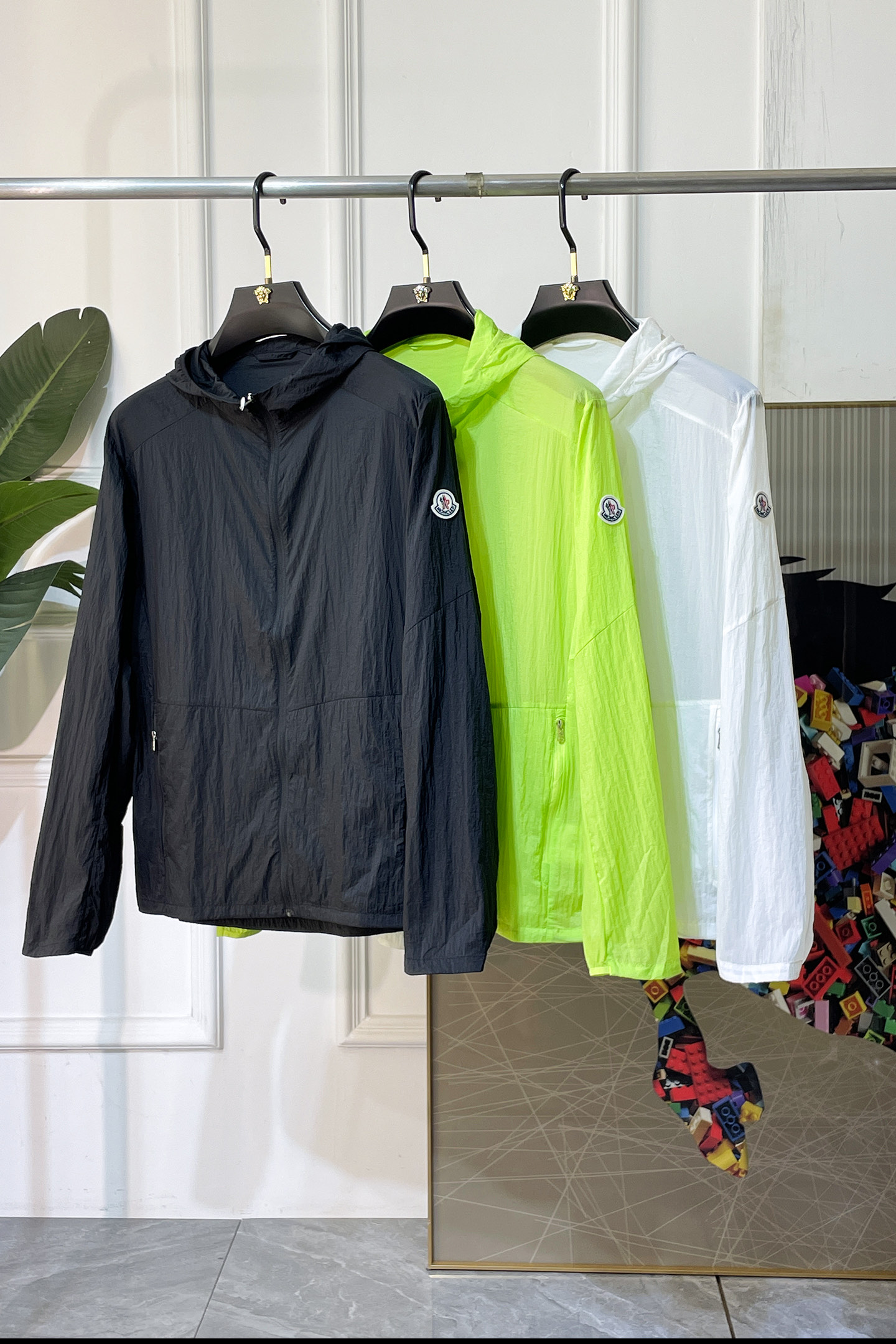 NO:840747,Mengkou - 2026ss Spring Sun Protection Clothing for the Year of the Horse, customized with high-quality polyester fiber fabric!  Logo design with top fashion big-name elements, complete with three standards!  Original hardware accessories, smooth lines, exquisite craftsmanship, awesome upper body shape, comfortable fabrics, windproof and warm, it is very fashionable, handsome and a must-have for casual and fashionable men with any combination!  Sizes M-3XL can fit up to 190 pounds!  ,,Moncler,19860909蒙口 - 2026ss马年贺岁款春装防晒衣,定制高品质聚酯纤维面料！顶级时尚大牌元素logo设计,三标齐全！原版五金辅料,线条流畅,工艺精致,上身版型超赞,面料舒适,挡风保暖,随意搭配都非常时尚帅气休闲时尚男仕必备款哦！尺码M-3XL 最大可穿190斤！,,Moncler,,Men's clothing