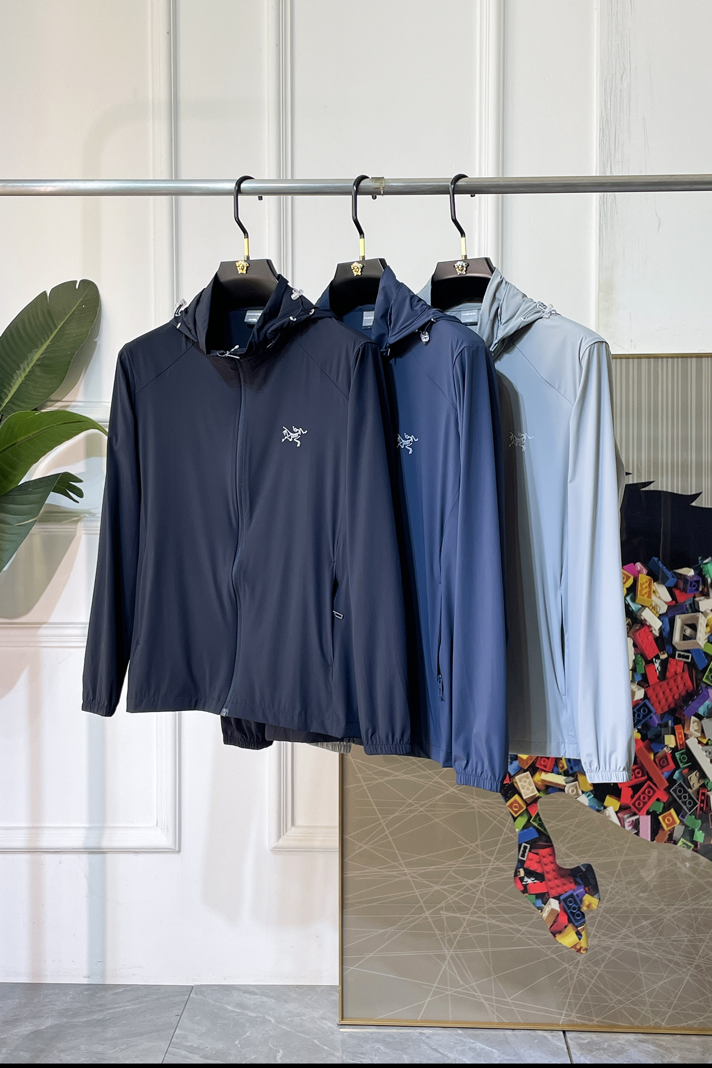 NO:832337,Shi Zuniao - 2026ss Spring Sun Protection Clothing for the Year of the Horse, customized with high-quality polyester fiber fabric!  Logo design with top fashion big-name elements, complete with three standards!  Original hardware accessories, smooth lines, exquisite craftsmanship, awesome upper body shape, comfortable fabrics, windproof and warm, it is very fashionable, handsome and a must-have for casual and fashionable men with any combination!  Sizes M-3XL can fit up to 190 pounds!  ,,19860909史祖鸟 - 2026ss马年贺岁款春装防晒衣,定制高品质聚酯纤维面料！顶级时尚大牌元素logo设计,三标齐全！原版五金辅料,线条流畅,工艺精致,上身版型超赞,面料舒适,挡风保暖,随意搭配都非常时尚帅气休闲时尚男仕必备款哦！尺码M-3XL 最大可穿190斤！,,,Men's clothing