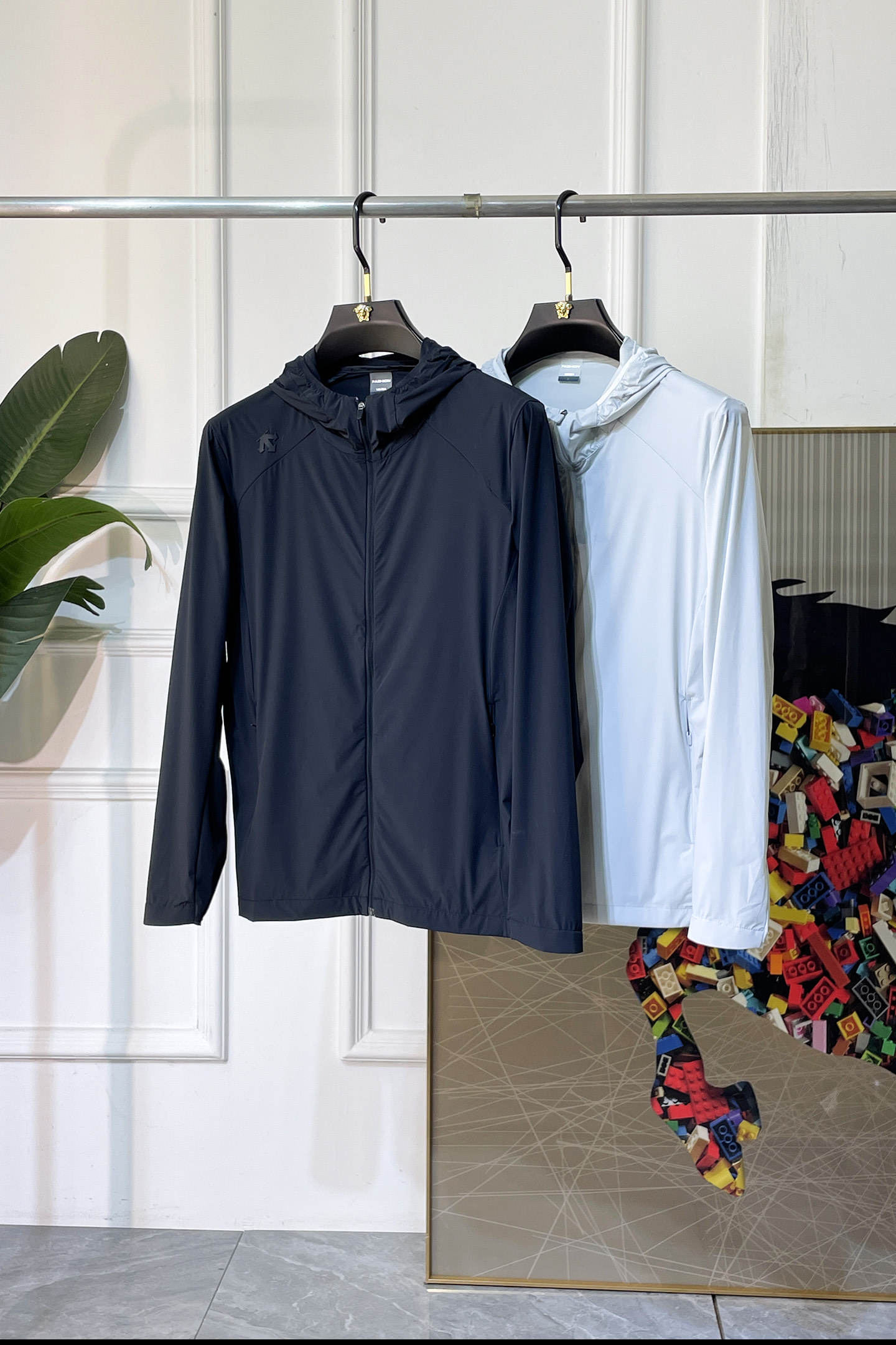NO:832310,Descente - 2026ss Spring Sun Protection Clothing for the Year of the Horse, customized with high-quality polyester fiber fabric!  Logo design with top fashion big-name elements, complete with three standards!  Original hardware accessories, smooth lines, exquisite craftsmanship, awesome upper body shape, comfortable fabrics, windproof and warm, it is very fashionable, handsome and a must-have for casual and fashionable men with any combination!  Size M-3XL, maximum weight can be worn!  ,,19860909迪桑特 - 2026ss马年贺岁款春装防晒衣,定制高品质聚酯纤维面料！顶级时尚大牌元素logo设计,三标齐全！原版五金辅料,线条流畅,工艺精致,上身版型超赞,面料舒适,挡风保暖,随意搭配都非常时尚帅气休闲时尚男仕必备款哦！尺码M-3XL 最大可穿斤！,,,Men's clothing