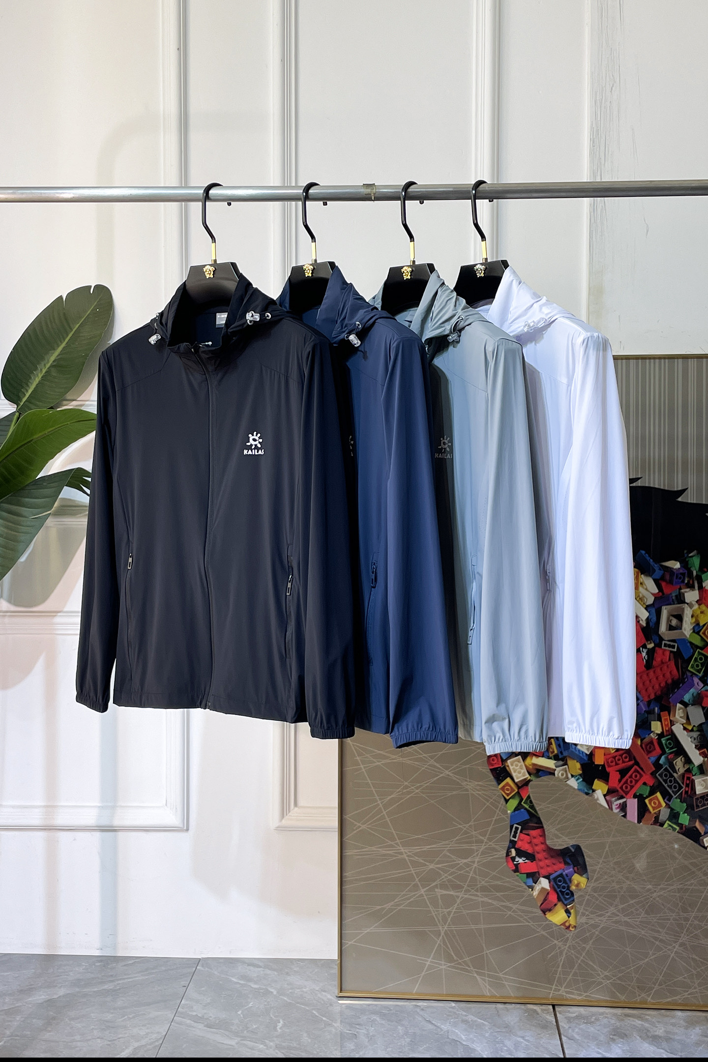 NO:832329,1976ss Spring Sun Protection Clothing for the Year of the Horse, customized with high-quality polyester fabric!  Logo design with top fashion big-name elements, complete with three standards!  Original hardware accessories, smooth lines, exquisite craftsmanship, awesome upper body shape, comfortable fabrics, windproof and warm, it is very fashionable, handsome and a must-have for casual and fashionable men with any combination!  Size M-3XL, maximum weight can be worn!  ,,198609091976ss马年贺岁款春装防晒衣,定制高品质聚酯纤维面料！顶级时尚大牌元素logo设计,三标齐全！原版五金辅料,线条流畅,工艺精致,上身版型超赞,面料舒适,挡风保暖,随意搭配都非常时尚帅气休闲时尚男仕必备款哦！尺码M-3XL 最大可穿斤！,,,Men's clothing