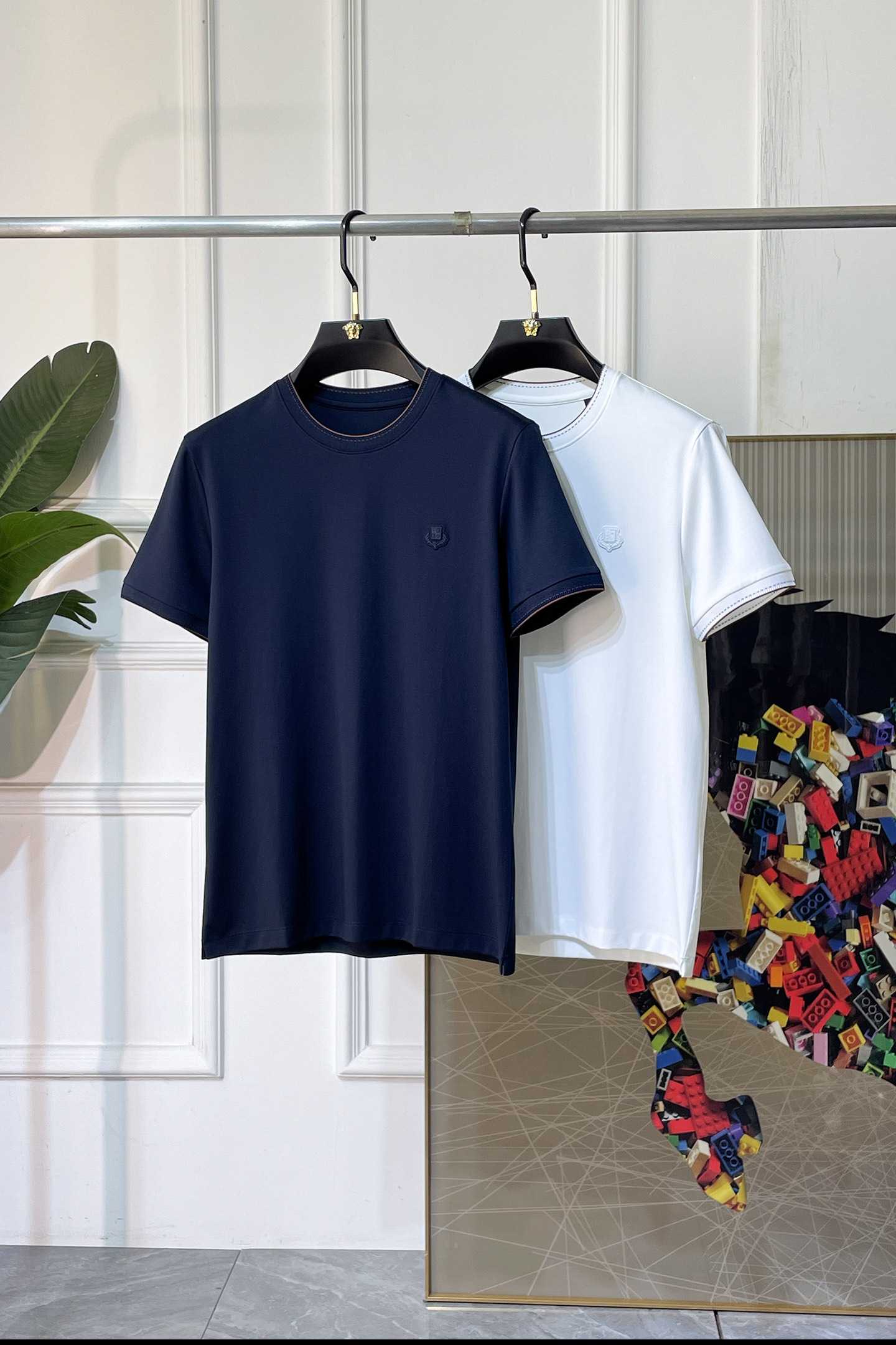 NO:849287,LP Nuoyo - 2026ss Spring and Summer high-quality short-sleeved T-shirt for the Year of the Horse. Official website synchronization. High-end quality. Customized top-grade mercerized cotton fabric, 1:1 production by top manufacturers, fashionable brand heavy craftsmanship logo design, soft and delicate feel. Skin-friendly and comfortable to wear. Versatile and casual. The upper body is very good. Handsome. A must-have for trendy men. Size M-3XL. Can wear up to 200 pounds!  ,,loro piana,T-shirt,tees,t-shirt,19860909LP诺悠- 2026ss马年贺岁款春夏精品短袖T恤 官网同步 高端品质 定制顶级丝光棉面料,顶级大厂1:1制作,时尚大牌重工艺logo设计,手感柔软细腻 穿着亲肤舒适 百搭休闲 上身非常赞 帅气 潮男必备品 尺码M-3XL 最大可穿200斤！,,loro piana,T-shirt,tees，t-shirt,,Men's clothing