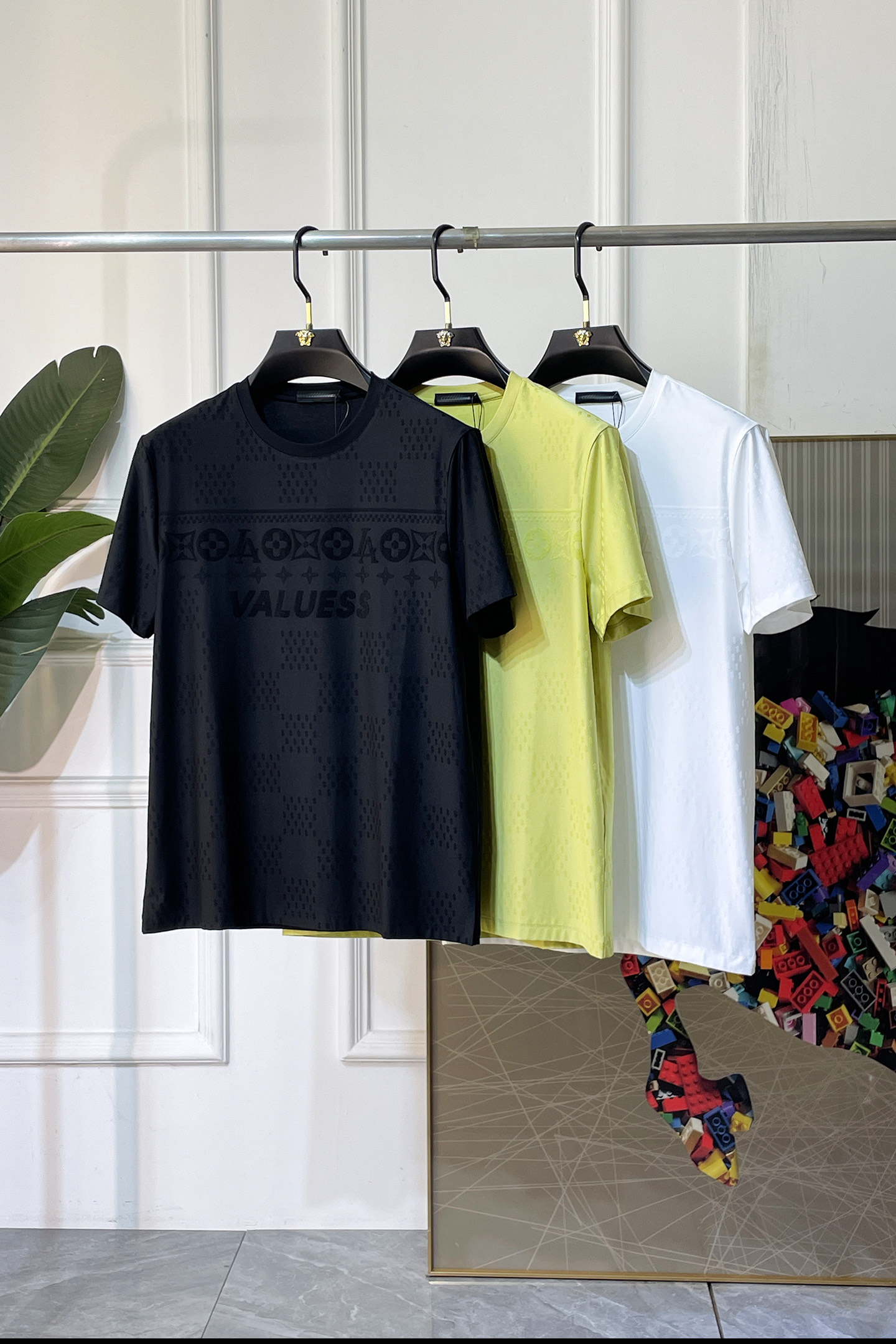 NO:849285,LV- 2026ss Spring and Summer high-quality short-sleeved T-shirt for the Year of the Horse, synchronized with the official website, high-end quality, customized top-grade mercerized cotton fabric, 1:1 production by top manufacturers, fashionable brand heavy craftsmanship logo design, soft and delicate feel, skin-friendly and comfortable to wear, versatile and casual, the upper body is very good, handsome, a must-have for trendy men, size M-3XL, can wear up to 200 pounds!  ,,louis vuitton,T-shirt,tees,t-shirt,19860909LV- 2026ss马年贺岁款春夏精品短袖T恤 官网同步 高端品质 定制顶级丝光棉面料,顶级大厂1:1制作,时尚大牌重工艺logo设计,手感柔软细腻 穿着亲肤舒适 百搭休闲 上身非常赞 帅气 潮男必备品 尺码M-3XL 最大可穿200斤！,,louis vuitton,T-shirt,tees，t-shirt,,Men's clothing