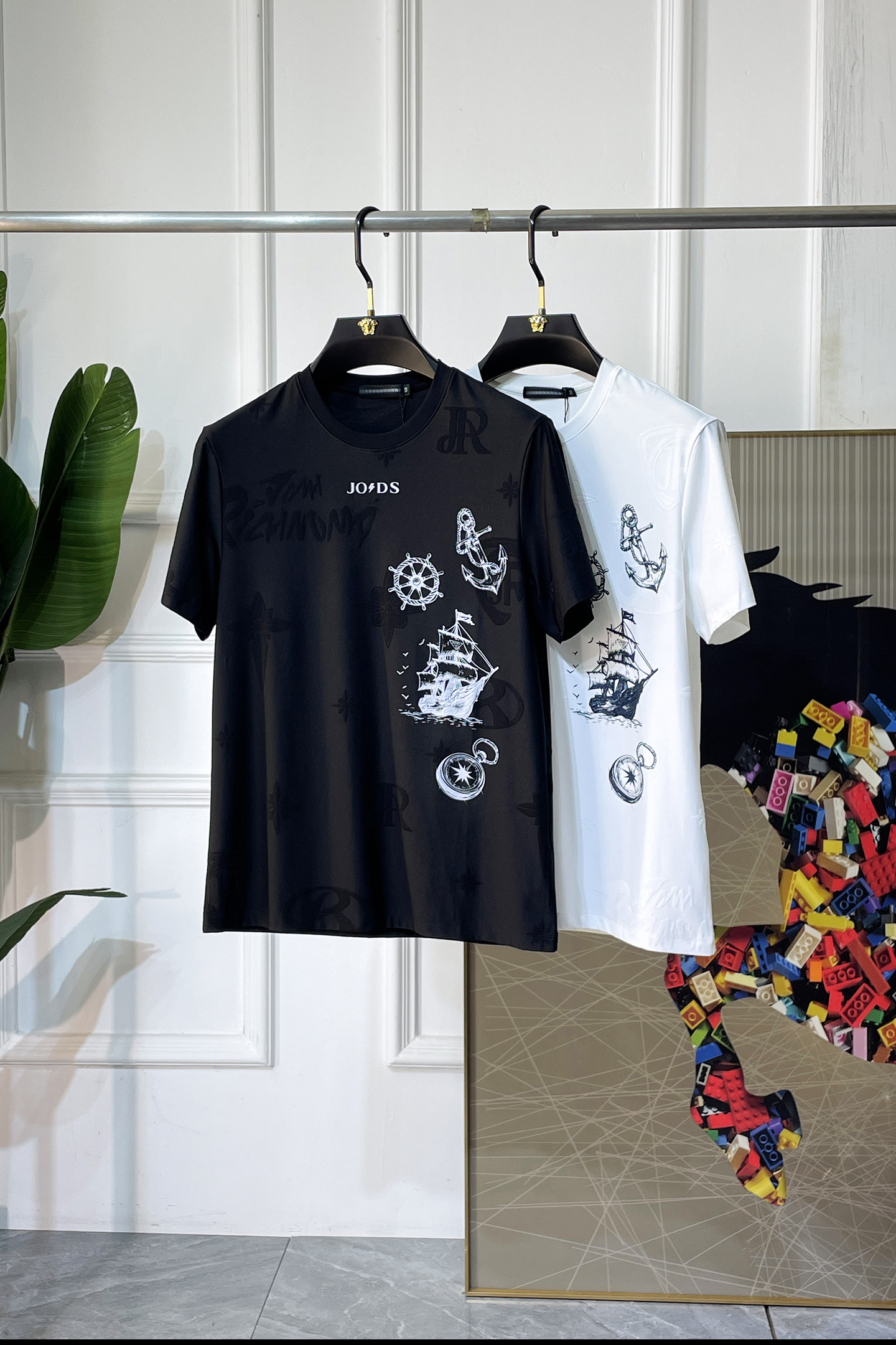 NO:849289,Prada - 2026ss Spring and Summer high-quality short-sleeved T-shirt for the Year of the Horse. Official website synchronization. High-end quality. Customized top-grade mercerized cotton fabric, 1:1 production by top manufacturers, fashionable brand heavy craftsmanship logo design, soft and delicate feel. Skin-friendly and comfortable to wear. Versatile and casual. The upper body is very good. Handsome. A must-have for trendy men. Sizes M-3XL. Can wear up to 200 pounds!  ,,prada,T-shirt,tees,t-shirt,19860909普拉达- 2026ss马年贺岁款春夏精品短袖T恤 官网同步 高端品质 定制顶级丝光棉面料,顶级大厂1:1制作,时尚大牌重工艺logo设计,手感柔软细腻 穿着亲肤舒适 百搭休闲 上身非常赞 帅气 潮男必备品 尺码M-3XL 最大可穿200斤！,,prada,T-shirt,tees，t-shirt,,Men's clothing