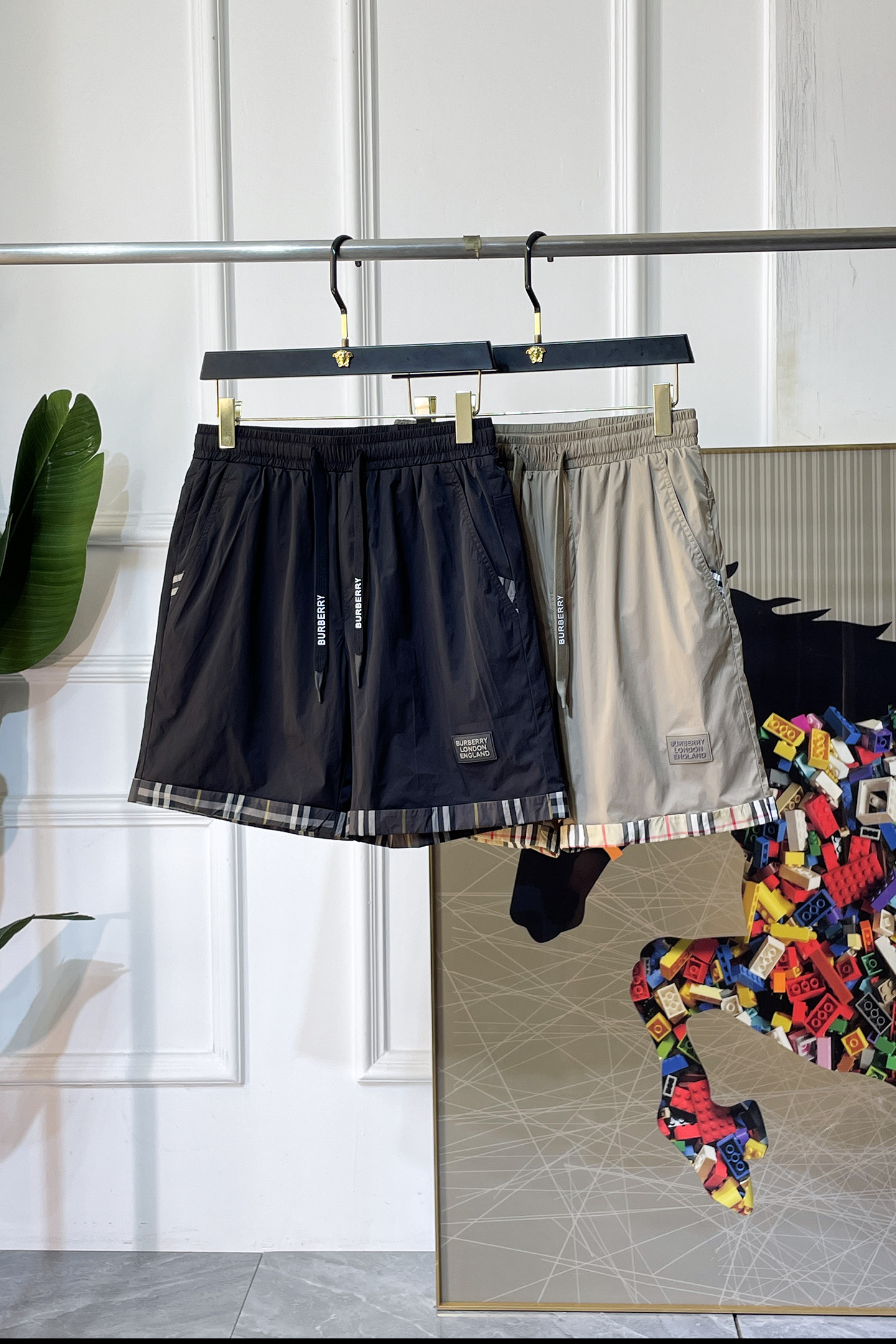 NO:829854,Burberry - 2026ss new spring and summer casual shorts. Brand classic series. Pure cotton fabric. Excellent comfort and strong touch. The original brand logo is highly recognizable. Customized imported fabric. Fresh color. Fine workmanship. Size M-3xL,,burberry,shorts,19860909巴宝莉-2026ss春夏新款休闲短裤 品牌经典系列 纯棉面料 舒适度极好,手触感强烈.原版品牌logo 辨识度极高 定制进口面料 色泽清新 做工精细 码数 M-3xL,,burberry,shorts,,Men's clothing