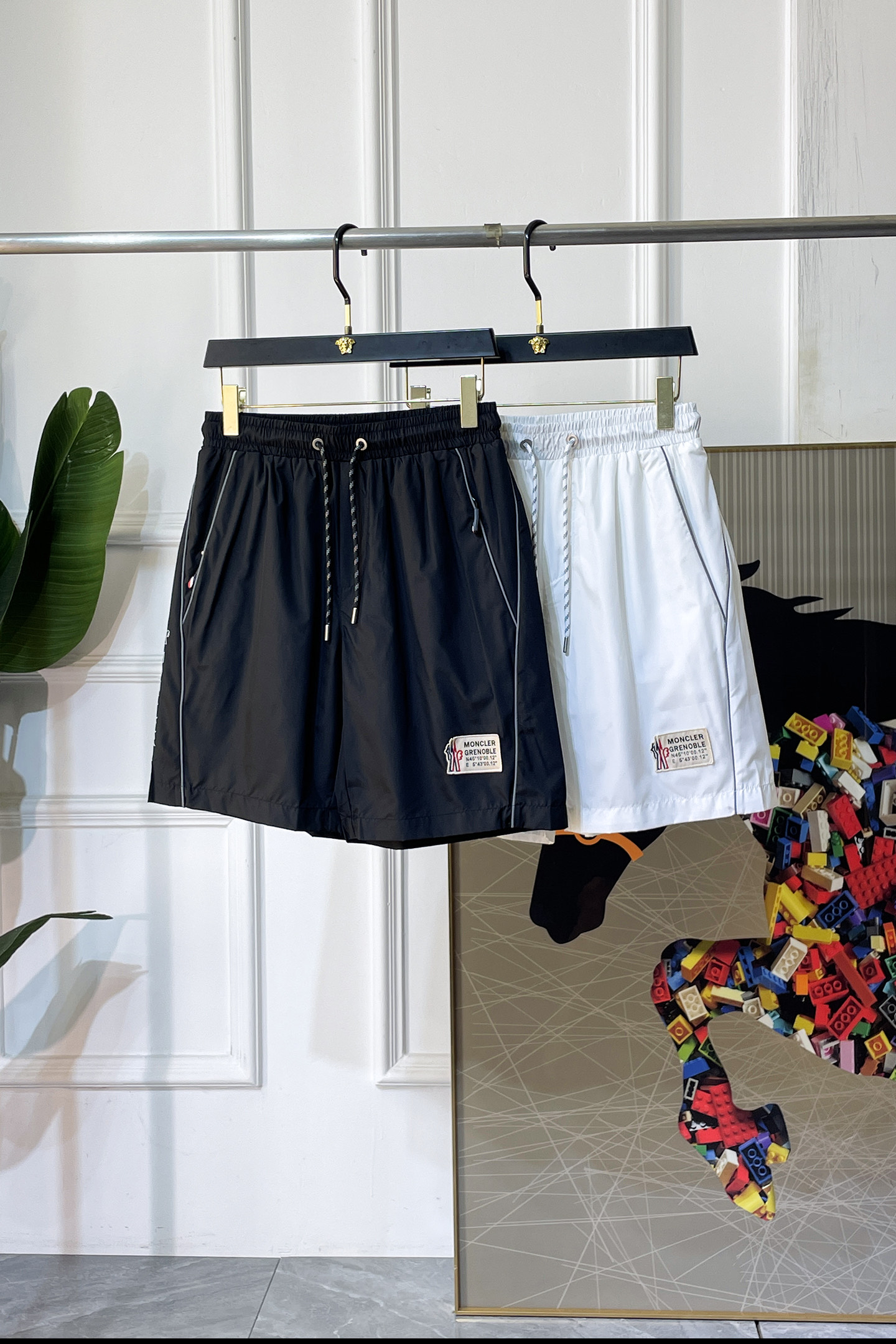 NO:829863,Meng Mouth - 2026ss spring and summer new casual shorts. Brand classic series. Pure cotton fabric. Excellent comfort and strong touch. The original brand logo is highly recognizable. Customized imported fabric. Fresh color. Fine workmanship. Size M-3xL,,Moncler,shorts,19860909蒙口 -2026ss春夏新款休闲短裤 品牌经典系列 纯棉面料 舒适度极好,手触感强烈.原版品牌logo 辨识度极高 定制进口面料 色泽清新 做工精细 码数 M-3xL,,Moncler,shorts,,Men's clothing