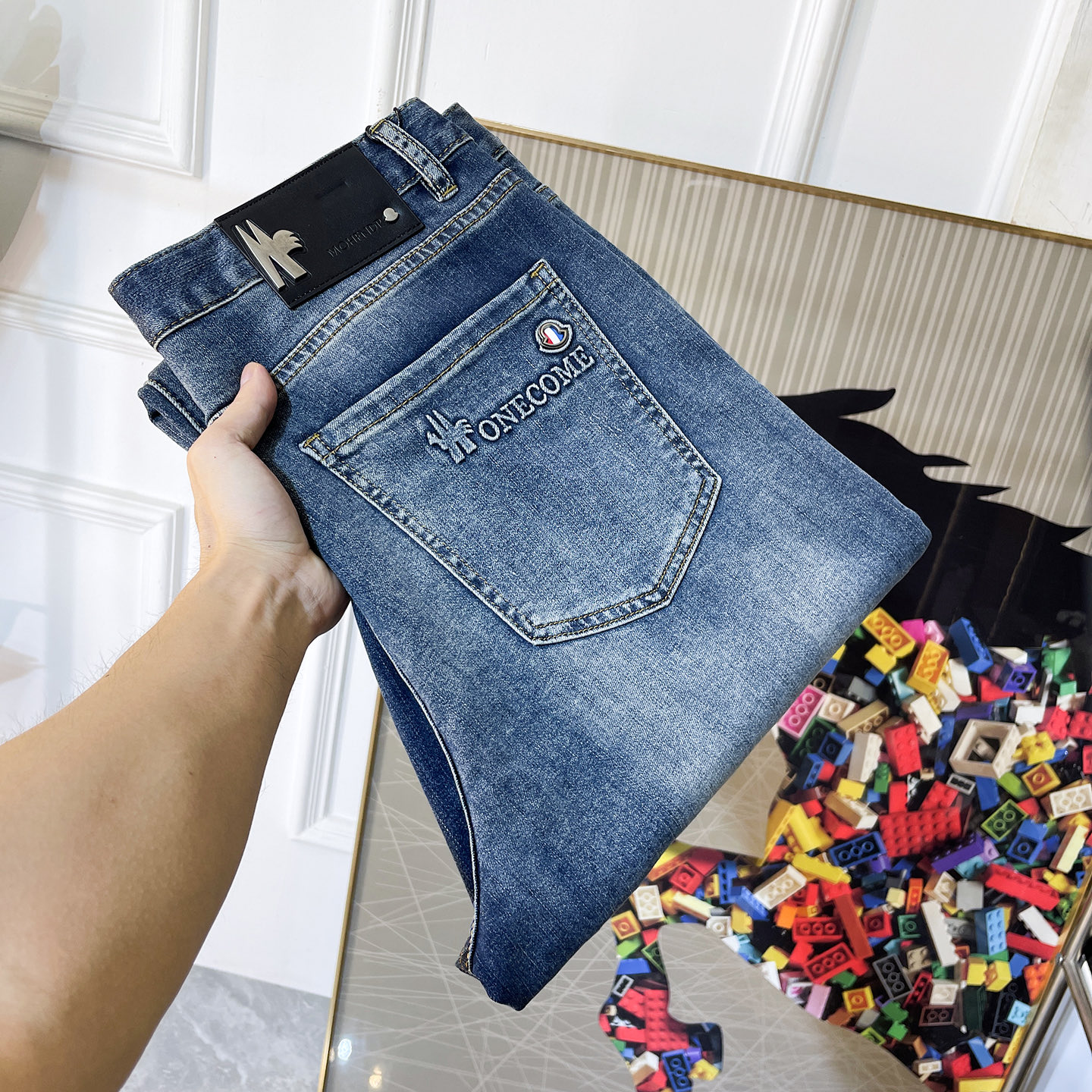 NO:833635,Mengkou - 2026ss spring and summer hot-selling jeans for the Year of the Horse. Made from the original 1:1, the perfect choice for daily necessities, simple and elegant, fashionable and stylish, customized imported denim fabric, heavy washing process, complex workmanship and exquisite craftsmanship. Easily cater to the needs of the four seasons, soft and elastic to the touch, smooth and neat, original accessories and hardware, comfortable upper body, very easy to wear and durable, size 29-36, Moncler, jeans,19860909蒙口- 2026ss马年春夏大爆款牛仔裤.原单1:1制作,日常必备的完美之选,简单大气亦时尚有型,定制进口丹宁面料 ,重工洗水工艺,做工复杂工艺精湛.轻松迎合四季需要,手感柔软带弹力,流畅利落,原版辅料五金,上身舒适非常易搭耐看码数29-36,,Moncler,jeans,,Men's clothing