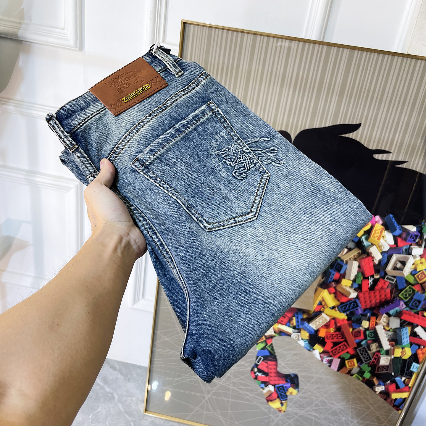 NO:858291,Burberry - 2026ss hot spring and summer jeans for the Year of the Horse. Original 1:1 production, the perfect choice for daily essentials, simple and elegant, fashionable and stylish, customized imported denim fabric, heavy washing process, complex workmanship and exquisite craftsmanship. Easily cater to the needs of the four seasons, soft and elastic to the touch, smooth and neat, original accessories and hardware, comfortable upper body, very easy to wear and durable, size 29-36,, burberry, jeans,19860909巴宝莉- 2026ss马年春夏大爆款牛仔裤.原单1:1制作,日常必备的完美之选,简单大气亦时尚有型,定制进口丹宁面料 ,重工洗水工艺,做工复杂工艺精湛.轻松迎合四季需要,手感柔软带弹力,流畅利落,原版辅料五金,上身舒适非常易搭耐看码数29-36,,burberry,jeans,,Men's clothing