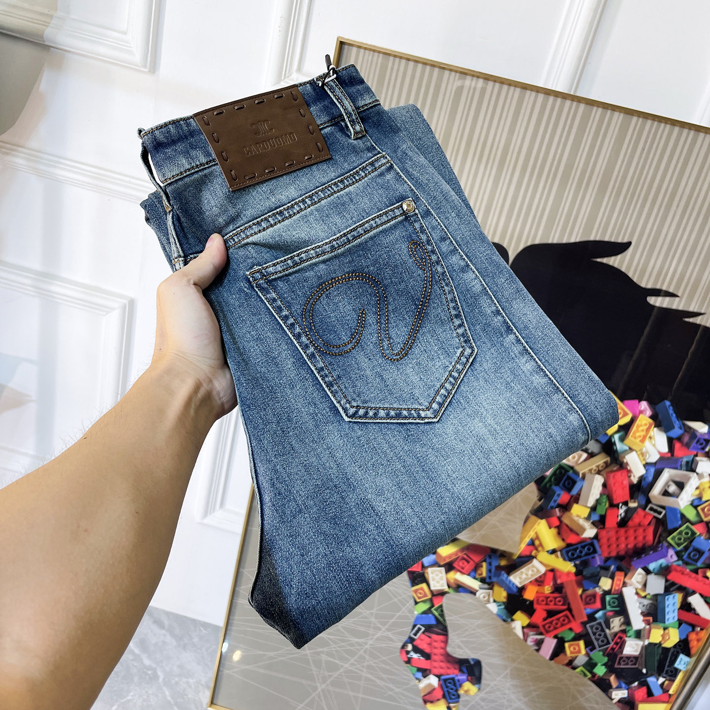 NO:833629,Celine - 2026ss hot spring and summer jeans for the Year of the Horse. Original 1:1 production, the perfect choice for daily essentials, simple and elegant, fashionable and stylish, custom imported denim fabric, heavy washing process, complex workmanship and exquisite craftsmanship. Easily cater to the needs of the four seasons, soft and elastic to the touch, smooth and neat, original accessories and hardware, comfortable upper body, very easy to wear and durable, size 29-36,,celine,jeans,19860909赛琳- 2026ss马年春夏大爆款牛仔裤.原单1:1制作,日常必备的完美之选,简单大气亦时尚有型,定制进口丹宁面料 ,重工洗水工艺,做工复杂工艺精湛.轻松迎合四季需要,手感柔软带弹力,流畅利落,原版辅料五金,上身舒适非常易搭耐看码数29-36,,celine,jeans,,Men's clothing