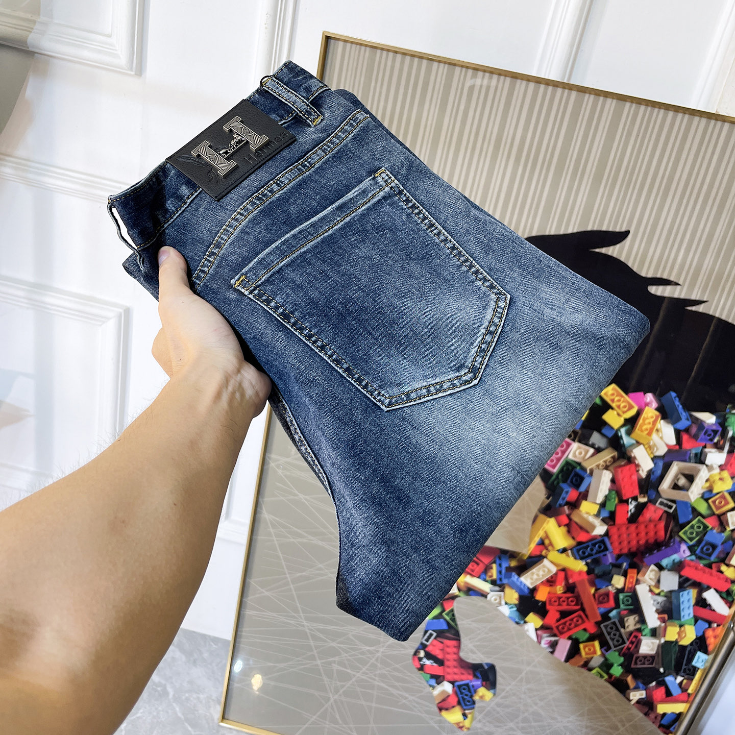 NO:858302,Hermès - 2026ss hot spring and summer jeans for the Year of the Horse. Made from original 1:1, perfect for daily necessities, simple and stylish, custom imported denim fabric, heavy washing process, complex workmanship and exquisite craftsmanship. Easily cater to the needs of the four seasons, soft and elastic to the touch, smooth and neat, original accessories and hardware, comfortable upper body, very easy to wear and durable, size 29-36,, hermes,jeans,19860909爱玛仕- 2026ss马年春夏大爆款牛仔裤.原单1:1制作,日常必备的完美之选,简单大气亦时尚有型,定制进口丹宁面料 ,重工洗水工艺,做工复杂工艺精湛.轻松迎合四季需要,手感柔软带弹力,流畅利落,原版辅料五金,上身舒适非常易搭耐看码数29-36,,hermes,jeans,,Men's clothing