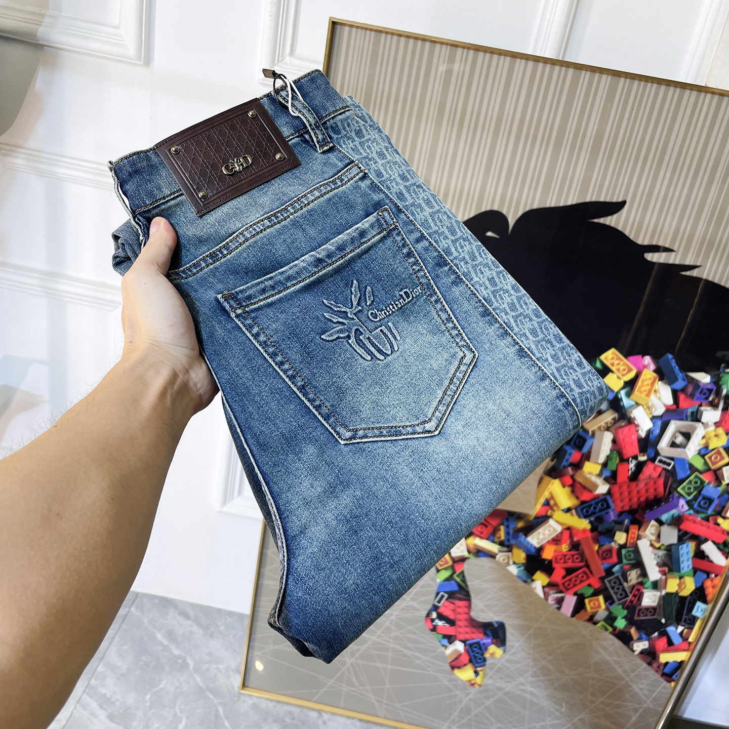 NO:858281,Dior - 2026ss hot spring and summer jeans for the Year of the Horse. Original 1:1 production, the perfect choice for daily necessities, simple and elegant, fashionable and stylish, customized imported denim fabric, heavy washing process, complex workmanship and exquisite craftsmanship. Easily cater to the needs of the four seasons, soft and elastic to the touch, smooth and neat, original accessories and hardware, comfortable upper body, very easy to wear and durable, size 29-36,, dior, jeans,19860909迪奥- 2026ss马年春夏大爆款牛仔裤.原单1:1制作,日常必备的完美之选,简单大气亦时尚有型,定制进口丹宁面料 ,重工洗水工艺,做工复杂工艺精湛.轻松迎合四季需要,手感柔软带弹力,流畅利落,原版辅料五金,上身舒适非常易搭耐看码数29-36,,dior,jeans,,Men's clothing