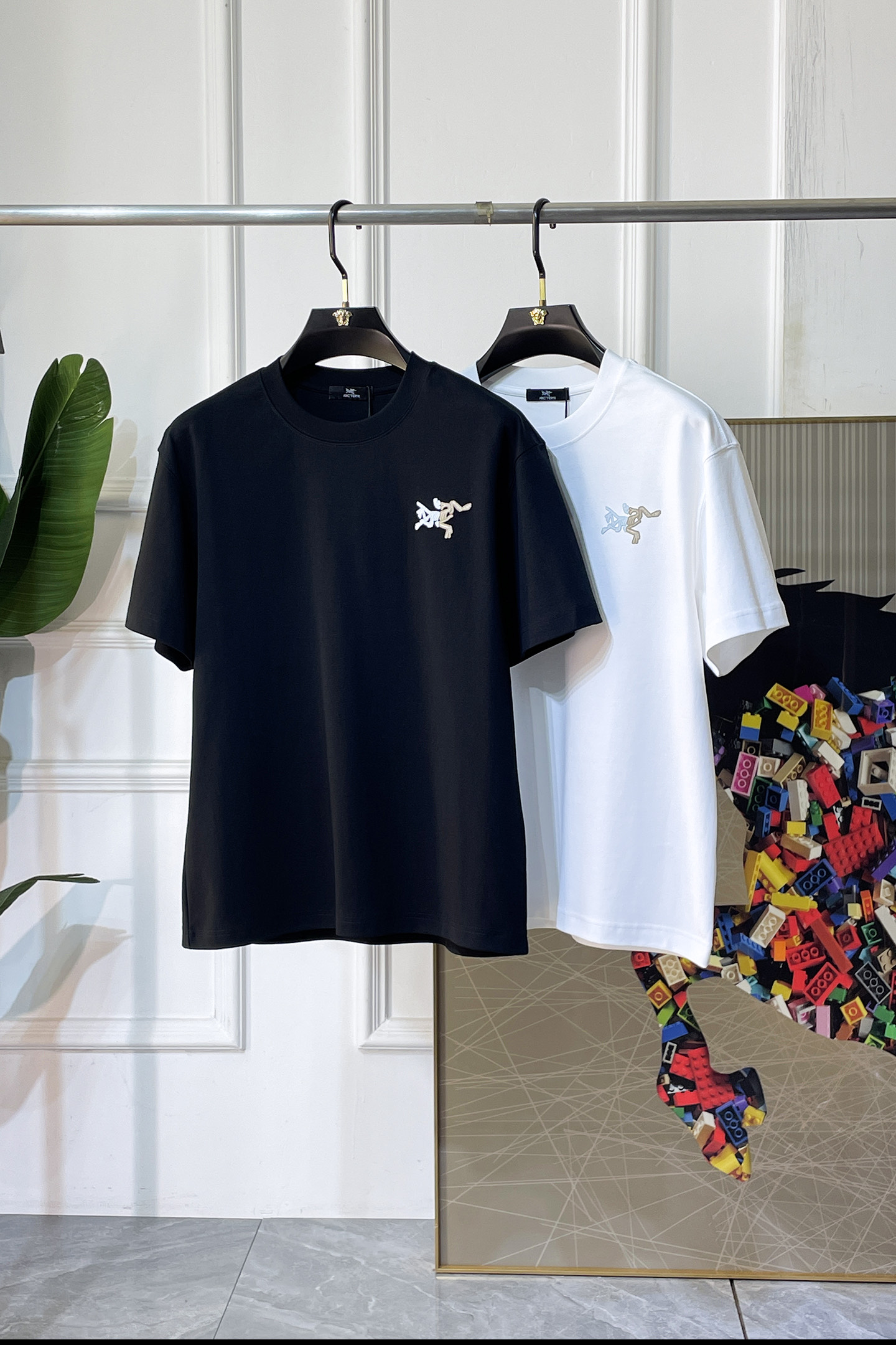 NO:838334,Zuniao - 2026 spring and summer new short-sleeved T-shirts for men and women, available at counters at the same time!  Customized exclusive pure cotton fabric, letter logo pattern printing design on the chest!  Simple and elegant, easy to match and versatile, extremely high-grade, perfectly integrated into fashion and style, it is a top-notch fashionable style that is perfect for outer wear!  The whole thing gives people a natural feeling!  The ultimate classic versatile short-sleeved T-shirt, using the latest three-dimensional logo elements to highlight the texture!  The ultimate heavy work, the ultimate perfection!  Fans who pursue high quality should rush to buy it by themselves, and we sincerely invite all fans who know the goods to appreciate this model together!  !  Sizes S-3XL can fit up to 220 pounds!  ,,T-shirt,tees,t-shirt,19860909史祖鸟 -2026春夏新款男女同款短袖T恤,专柜同步发售！定制专属纯棉面料,胸前字母logo图案印花工艺设计！简约大方,从容百搭,档次极高,完美融入时尚还有风情感一款完美符合外穿的顶尖时髦气质款！整体给人浑然天成的感觉！极致经典的百搭型短袖T恤,采用最新的立体logo元素凸显质感！极致的重工极致的完美！追求高品质的粉丝们请自行抢购,诚邀所有识货的粉丝一同鉴赏此款！！尺码S-3XL 最大可穿220斤！,,T-shirt,tees，t-shirt,,Men's clothing