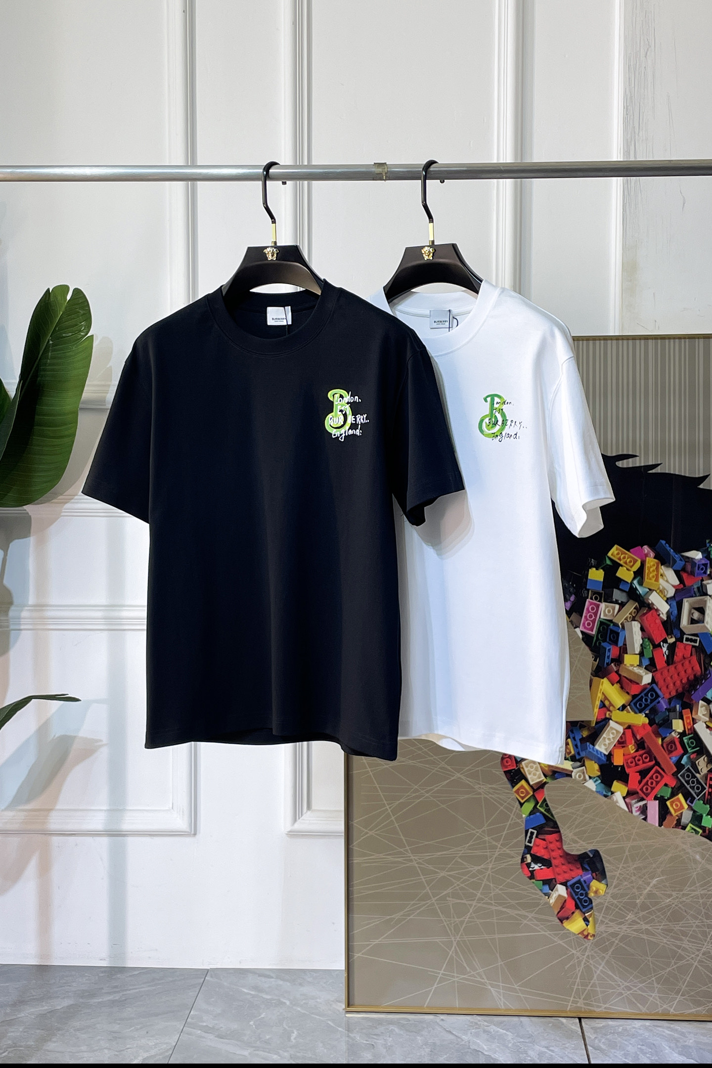 NO:838341,Burberry - 2026 spring and summer new short-sleeved T-shirts for men and women, available at counters simultaneously!  Customized exclusive pure cotton fabric, letter logo pattern printing design on the chest!  Simple and elegant, easy to match and versatile, extremely high-grade, perfectly integrated into fashion and style, it is a top-notch fashionable style that is perfect for outer wear!  The whole thing gives people a natural feeling!  The ultimate classic versatile short-sleeved T-shirt, using the latest three-dimensional logo elements to highlight the texture!  The ultimate heavy work, the ultimate perfection!  Fans who pursue high quality should rush to buy it by themselves, and we sincerely invite all fans who know the goods to appreciate this model together!  !  Sizes S-3XL can fit up to 220 pounds!  ,,burberry,T-shirt,tees,t-shirt,19860909巴宝莉 -2026春夏新款男女同款短袖T恤,专柜同步发售！定制专属纯棉面料,胸前字母logo图案印花工艺设计！简约大方,从容百搭,档次极高,完美融入时尚还有风情感一款完美符合外穿的顶尖时髦气质款！整体给人浑然天成的感觉！极致经典的百搭型短袖T恤,采用最新的立体logo元素凸显质感！极致的重工极致的完美！追求高品质的粉丝们请自行抢购,诚邀所有识货的粉丝一同鉴赏此款！！尺码S-3XL 最大可穿220斤！,,burberry,T-shirt,tees，t-shirt,,Men's clothing