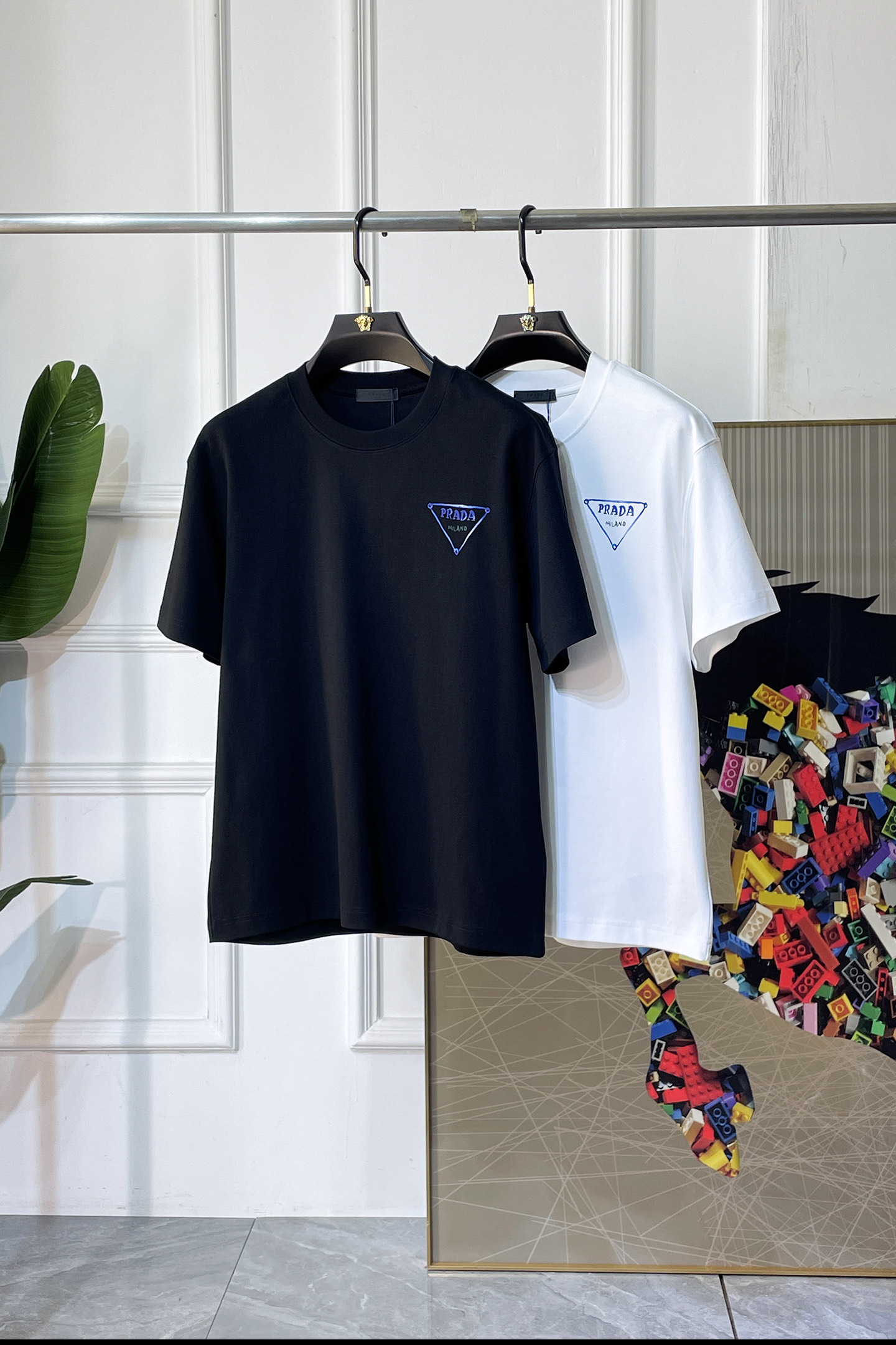 NO:838347,Prada - 2026 new spring and summer short-sleeved T-shirts for men and women, available at counters simultaneously!  Customized exclusive pure cotton fabric, letter logo pattern printing design on the chest!  Simple and elegant, easy to match and versatile, extremely high-grade, perfectly integrated into fashion and style, it is a top-notch fashionable style that is perfect for outer wear!  The whole thing gives people a natural feeling!  The ultimate classic versatile short-sleeved T-shirt, using the latest three-dimensional logo elements to highlight the texture!  The ultimate heavy work, the ultimate perfection!  Fans who pursue high quality should rush to buy it by themselves, and we sincerely invite all fans who know the goods to appreciate this model together!  !  Sizes S-3XL can fit up to 220 pounds!  ,,prada,T-shirt,tees,t-shirt,19860909普拉达 -2026春夏新款男女同款短袖T恤,专柜同步发售！定制专属纯棉面料,胸前字母logo图案印花工艺设计！简约大方,从容百搭,档次极高,完美融入时尚还有风情感一款完美符合外穿的顶尖时髦气质款！整体给人浑然天成的感觉！极致经典的百搭型短袖T恤,采用最新的立体logo元素凸显质感！极致的重工极致的完美！追求高品质的粉丝们请自行抢购,诚邀所有识货的粉丝一同鉴赏此款！！尺码S-3XL 最大可穿220斤！,,prada,T-shirt,tees，t-shirt,,Men's clothing
