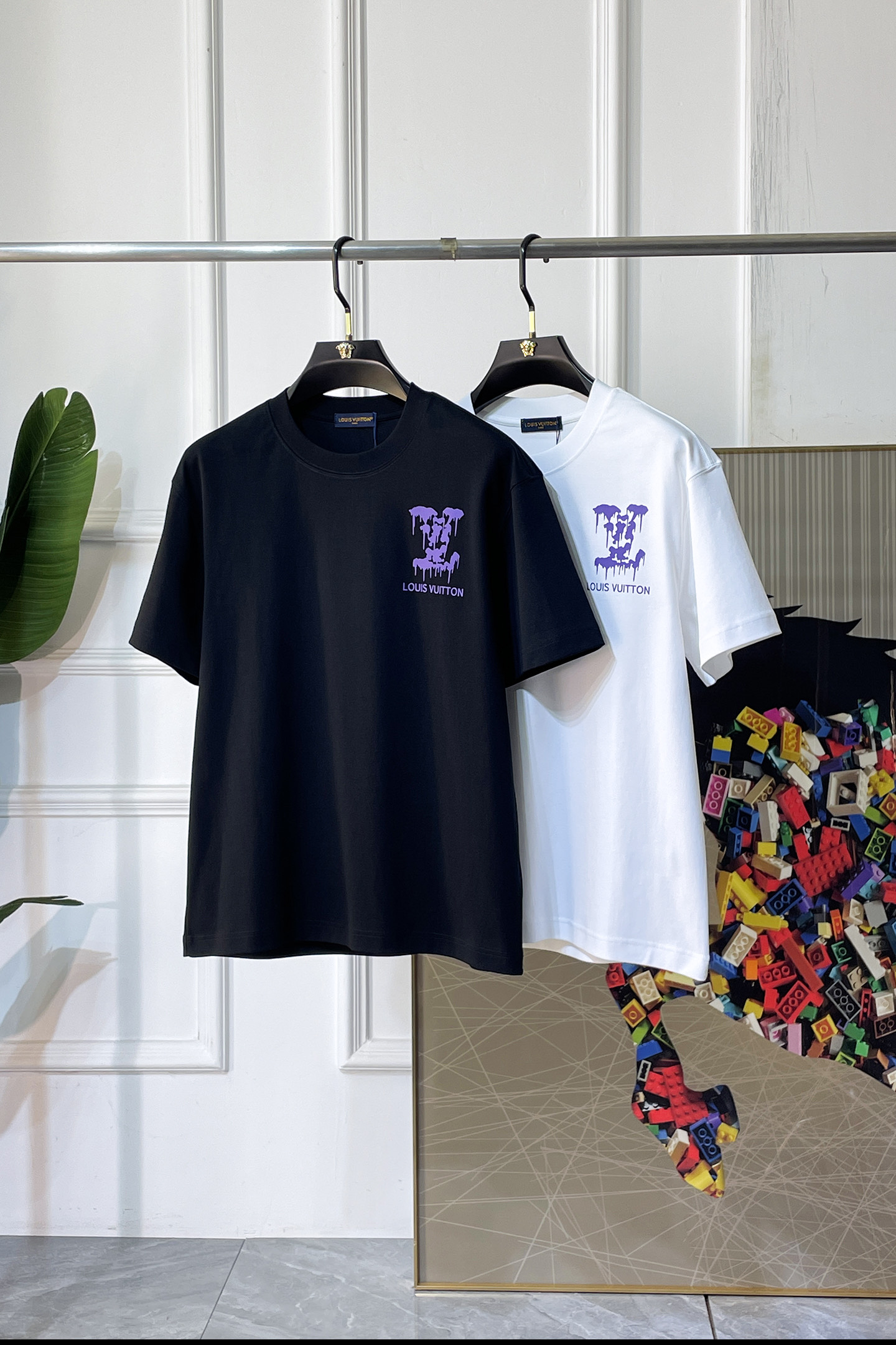 NO:838352,LV - 2026 new spring and summer short-sleeved T-shirts for men and women, available at counters simultaneously!  Customized exclusive pure cotton fabric, letter logo pattern printing design on the chest!  Simple and elegant, easy to match and versatile, extremely high-grade, perfectly integrated into fashion and style, it is a top-notch fashionable style that is perfect for outer wear!  The whole thing gives people a natural feeling!  The ultimate classic versatile short-sleeved T-shirt, using the latest three-dimensional logo elements to highlight the texture!  The ultimate heavy work, the ultimate perfection!  Fans who pursue high quality should rush to buy it by themselves, and we sincerely invite all fans who know the goods to appreciate this model together!  !  Sizes S-3XL can fit up to 220 pounds!  ,,louis vuitton,T-shirt,tees,t-shirt,19860909LV -2026春夏新款男女同款短袖T恤,专柜同步发售！定制专属纯棉面料,胸前字母logo图案印花工艺设计！简约大方,从容百搭,档次极高,完美融入时尚还有风情感一款完美符合外穿的顶尖时髦气质款！整体给人浑然天成的感觉！极致经典的百搭型短袖T恤,采用最新的立体logo元素凸显质感！极致的重工极致的完美！追求高品质的粉丝们请自行抢购,诚邀所有识货的粉丝一同鉴赏此款！！尺码S-3XL 最大可穿220斤！,,louis vuitton,T-shirt,tees，t-shirt,,Men's clothing