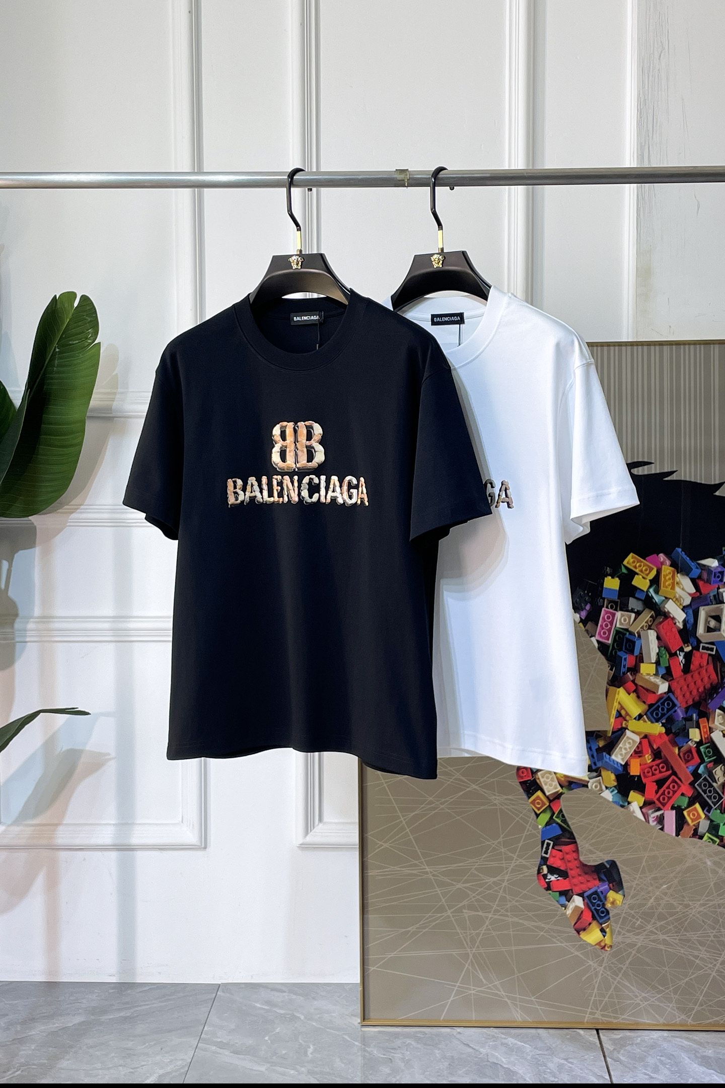 NO:838358,Balenciaga - 2026 spring and summer new short-sleeved T-shirts for men and women, available at counters simultaneously!  Customized exclusive pure cotton fabric, letter logo pattern printing design on the chest!  Simple and elegant, easy to match and versatile, extremely high-grade, perfectly integrated into fashion and style, it is a top-notch fashionable style that is perfect for outer wear!  The whole thing gives people a natural feeling!  The ultimate classic versatile short-sleeved T-shirt, using the latest three-dimensional logo elements to highlight the texture!  The ultimate heavy work, the ultimate perfection!  Fans who pursue high quality should rush to buy it by themselves, and we sincerely invite all fans who know the goods to appreciate this model together!  !  Sizes S-3XL can fit up to 220 pounds!  ,,balenciaga,T-shirt,tees,t-shirt,19860909巴黎世家-2026春夏新款男女同款短袖T恤,专柜同步发售！定制专属纯棉面料,胸前字母logo图案印花工艺设计！简约大方,从容百搭,档次极高,完美融入时尚还有风情感一款完美符合外穿的顶尖时髦气质款！整体给人浑然天成的感觉！极致经典的百搭型短袖T恤,采用最新的立体logo元素凸显质感！极致的重工极致的完美！追求高品质的粉丝们请自行抢购,诚邀所有识货的粉丝一同鉴赏此款！！尺码S-3XL 最大可穿220斤！,,balenciaga,T-shirt,tees，t-shirt,,Men's clothing