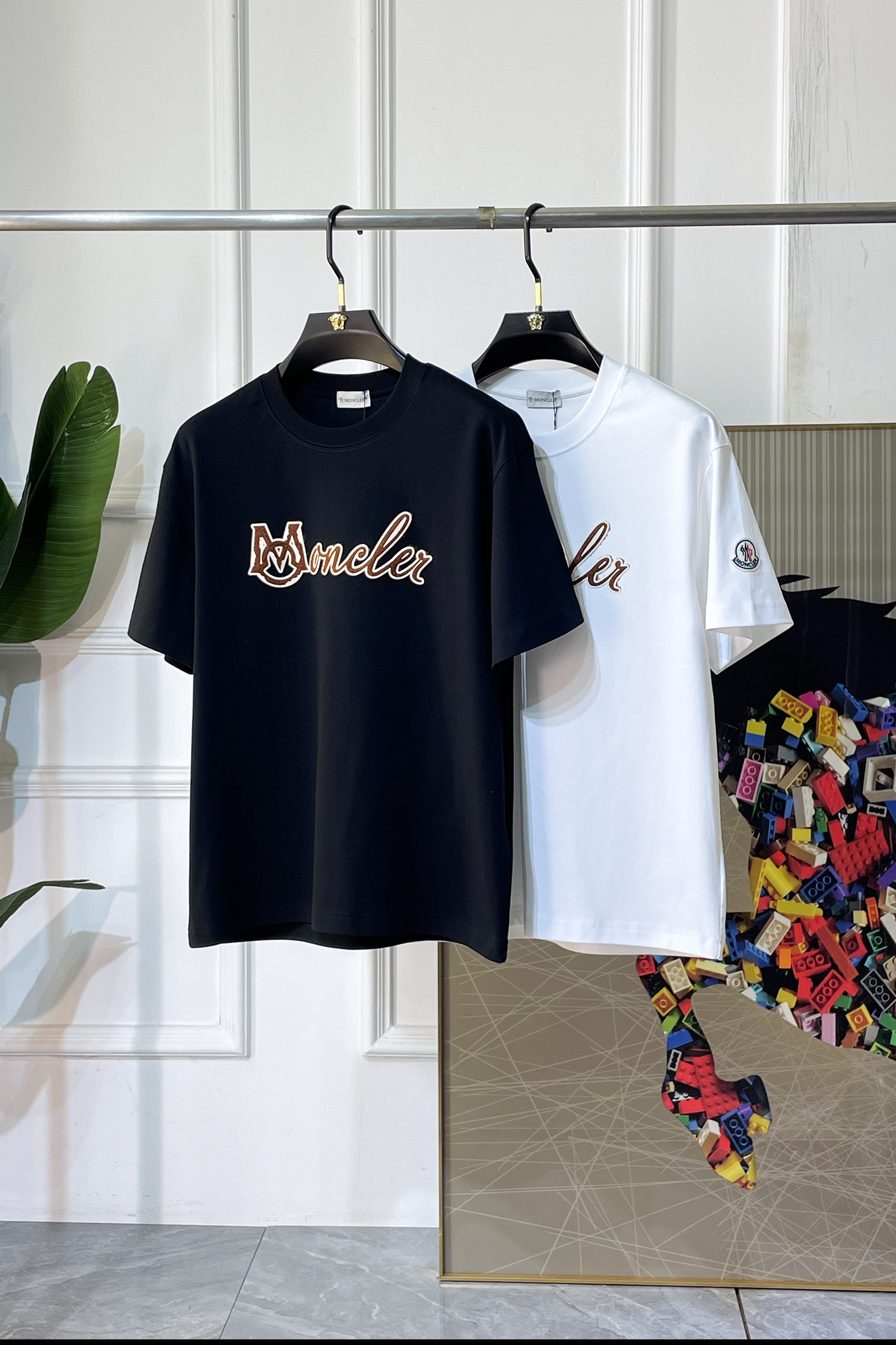 NO:838361,Mouth Mouth - 2026 new spring and summer short-sleeved T-shirts for men and women, available at counters at the same time!  Customized exclusive pure cotton fabric, letter logo pattern printing design on the chest!  Simple and elegant, easy to match and versatile, extremely high-grade, perfectly integrated into fashion and style, it is a top-notch fashionable style that is perfect for outer wear!  The whole thing gives people a natural feeling!  The ultimate classic versatile short-sleeved T-shirt, using the latest three-dimensional logo elements to highlight the texture!  The ultimate heavy work, the ultimate perfection!  Fans who pursue high quality should rush to buy it by themselves, and we sincerely invite all fans who know the goods to appreciate this model together!  !  Sizes S-3XL can fit up to 220 pounds!  ,,Moncler,T-shirt,tees,t-shirt,19860909蒙口 -2026春夏新款男女同款短袖T恤,专柜同步发售！定制专属纯棉面料,胸前字母logo图案印花工艺设计！简约大方,从容百搭,档次极高,完美融入时尚还有风情感一款完美符合外穿的顶尖时髦气质款！整体给人浑然天成的感觉！极致经典的百搭型短袖T恤,采用最新的立体logo元素凸显质感！极致的重工极致的完美！追求高品质的粉丝们请自行抢购,诚邀所有识货的粉丝一同鉴赏此款！！尺码S-3XL 最大可穿220斤！,,Moncler,T-shirt,tees，t-shirt,,Men's clothing