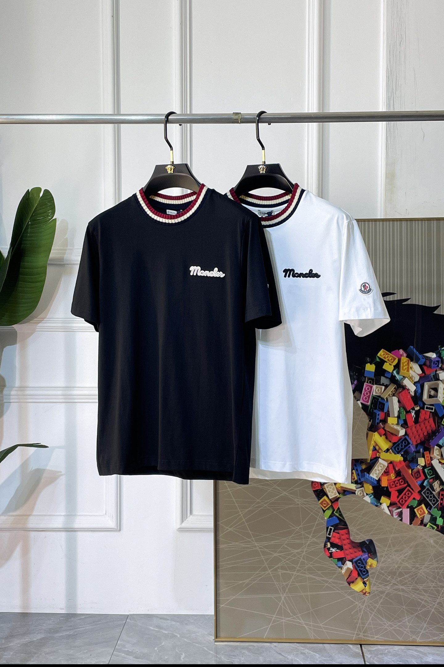 NO:838369,Mengkou - 2026ss spring and summer high-quality short-sleeved T-shirts. Official website synchronization. High-end quality. Customized top-grade pure fabrics, 1:1 production by top manufacturers, fashionable brand heavy craftsmanship logo design, soft and delicate feel. Skin-friendly and comfortable to wear. Versatile and casual. The upper body is very good. Handsome. A must-have for trendy men. Size S-XXL can wear 120-210 pounds!  ,,Moncler,T-shirt,tees,t-shirt,19860909蒙口- 2026ss春夏精品短袖T恤 官网同步 高端品质 定制顶级纯面料,顶级大厂1:1制作,时尚大牌重工艺logo设计,手感柔软细腻 穿着亲肤舒适 百搭休闲 上身非常赞 帅气 潮男必备品 尺码S-XXL 可穿120-210斤！,,Moncler,T-shirt,tees，t-shirt,,Men's clothing