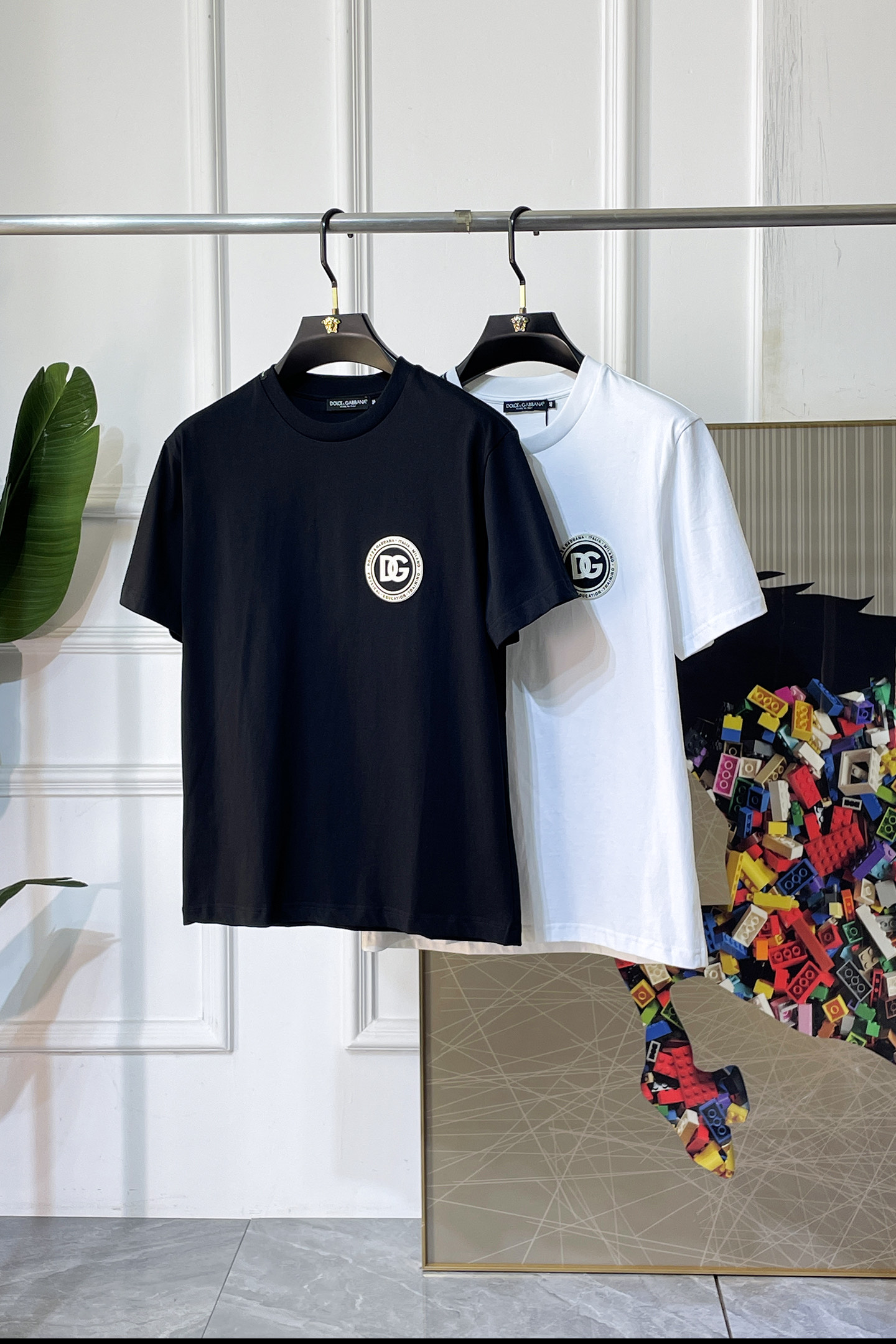 NO:838365,DG- 2026ss spring and summer boutique short-sleeved T-shirt, official website synchronization, high-end quality, customized top pure fabric, 1:1 production by top manufacturers, fashionable brand heavy craftsmanship logo design, soft and delicate feel, skin-friendly and comfortable to wear, versatile and casual, great upper body, handsome, a must-have for trendy men, size 44-54, can wear 120-210 pounds!  ,,T-shirt,tees,t-shirt,19860909DG- 2026ss春夏精品短袖T恤 官网同步 高端品质 定制顶级纯面料,顶级大厂1:1制作,时尚大牌重工艺logo设计,手感柔软细腻 穿着亲肤舒适 百搭休闲 上身非常赞 帅气 潮男必备品 尺码44-54 可穿120-210斤！,,T-shirt,tees，t-shirt,,Men's clothing